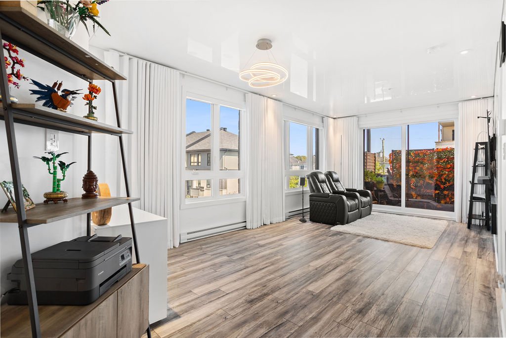 7705 Boul. St-Martin O., Laval (Sainte-Dorothée), Quebec H7X0E9, 2 Bedrooms Bedrooms, 6 Rooms Rooms,1 BathroomBathrooms,Residential,For Sale,Boul. St-Martin O.,9377344