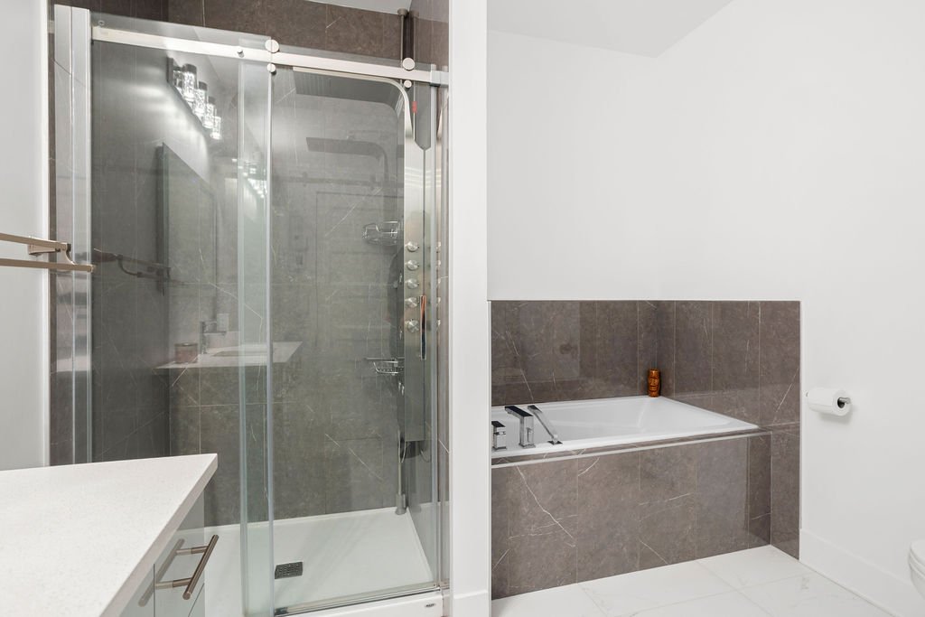 7705 Boul. St-Martin O., Laval (Sainte-Dorothée), Quebec H7X0E9, 2 Bedrooms Bedrooms, 6 Rooms Rooms,1 BathroomBathrooms,Residential,For Sale,Boul. St-Martin O.,9377344