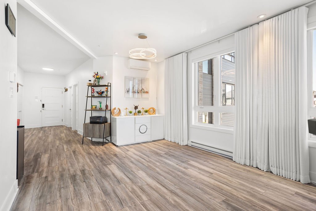 7705 Boul. St-Martin O., Laval (Sainte-Dorothée), Quebec H7X0E9, 2 Bedrooms Bedrooms, 6 Rooms Rooms,1 BathroomBathrooms,Residential,For Sale,Boul. St-Martin O.,9377344