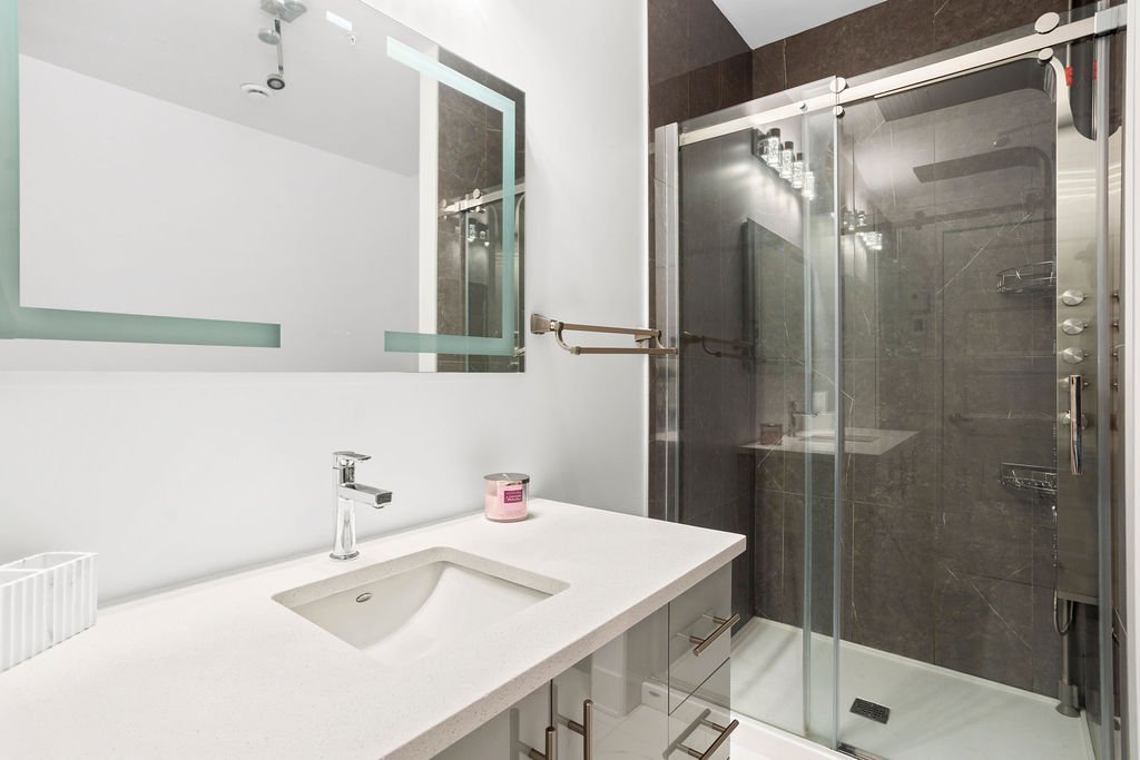 7705 Boul. St-Martin O., Laval (Sainte-Dorothée), Quebec H7X0E9, 2 Bedrooms Bedrooms, 6 Rooms Rooms,1 BathroomBathrooms,Residential,For Sale,Boul. St-Martin O.,9377344