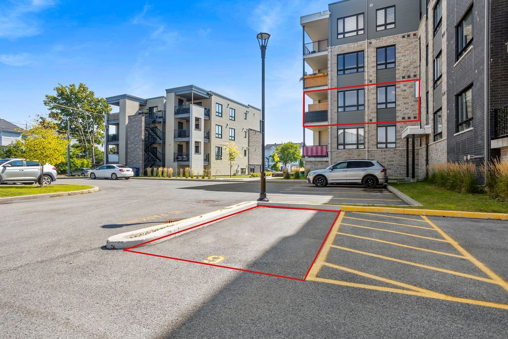 7705 Boul. St-Martin O., Laval (Sainte-Dorothée), Quebec H7X0E9, 2 Bedrooms Bedrooms, 6 Rooms Rooms,1 BathroomBathrooms,Residential,For Sale,Boul. St-Martin O.,9377344