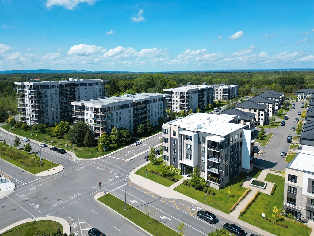 7705 Boul. St-Martin O., Laval (Sainte-Dorothée), Quebec H7X0E9, 2 Bedrooms Bedrooms, 6 Rooms Rooms,1 BathroomBathrooms,Residential,For Sale,Boul. St-Martin O.,9377344