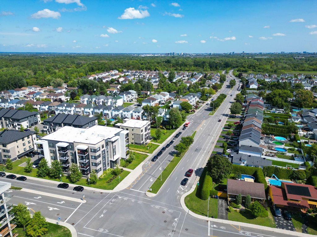 7705 Boul. St-Martin O., Laval (Sainte-Dorothée), Quebec H7X0E9, 2 Bedrooms Bedrooms, 6 Rooms Rooms,1 BathroomBathrooms,Residential,For Sale,Boul. St-Martin O.,9377344