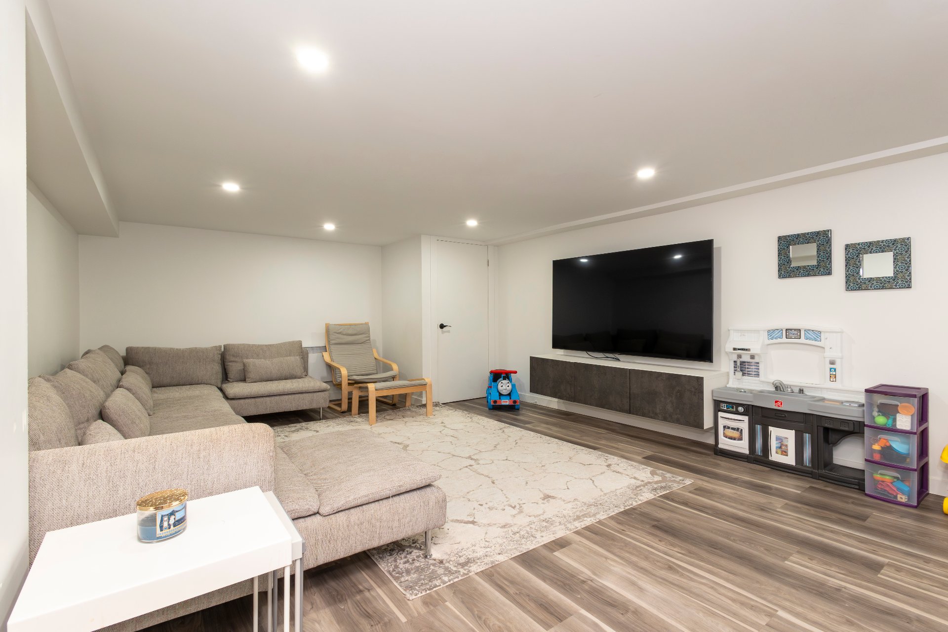 580 Rue Fraser, Montréal (Saint-Laurent), Quebec H4M1Z2, 5 Chambres Chambres, 13 Chambres Chambres,2 Salle de bainSalle de bain,Résidentiel,À vendre,Rue Fraser,27942451