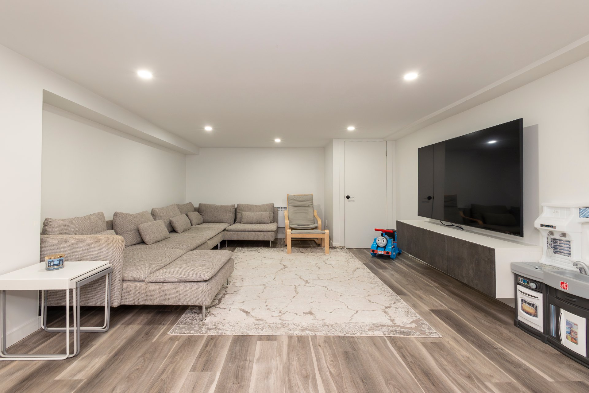 580 Rue Fraser, Montréal (Saint-Laurent), Quebec H4M1Z2, 5 Chambres Chambres, 13 Chambres Chambres,2 Salle de bainSalle de bain,Résidentiel,À vendre,Rue Fraser,27942451