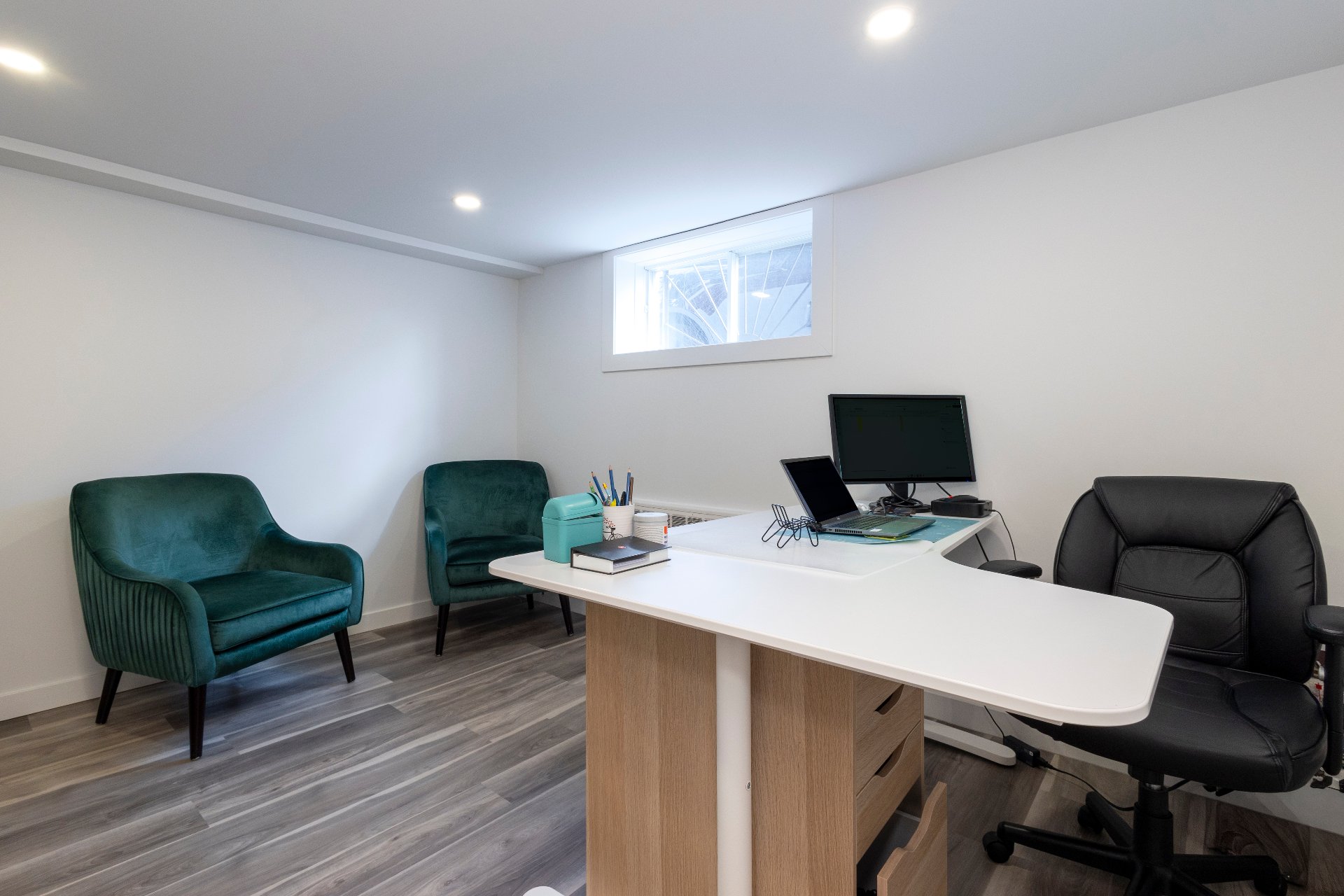 580 Rue Fraser, Montréal (Saint-Laurent), Quebec H4M1Z2, 5 Chambres Chambres, 13 Chambres Chambres,2 Salle de bainSalle de bain,Résidentiel,À vendre,Rue Fraser,27942451