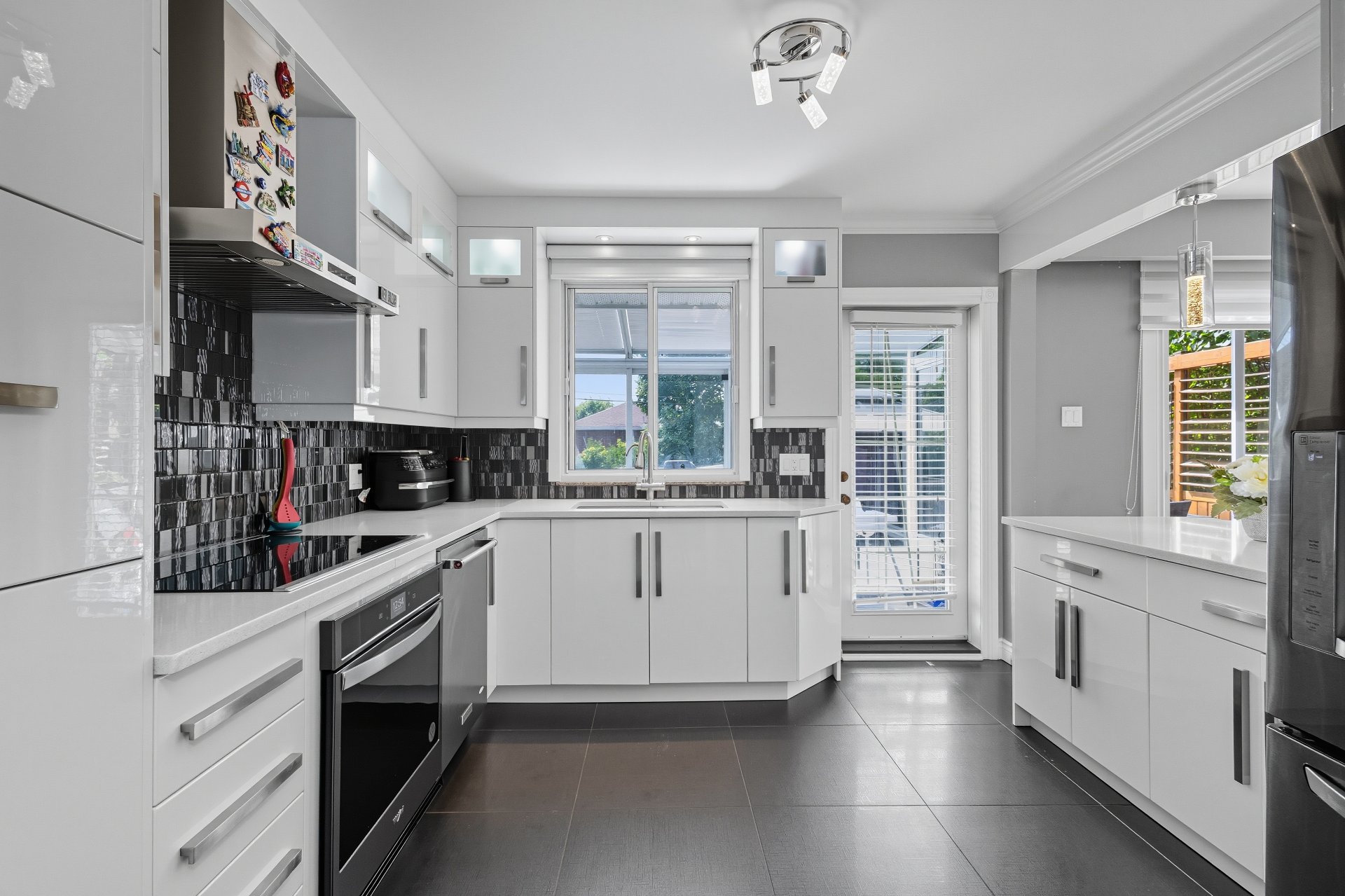 580 Rue Fraser, Montréal (Saint-Laurent), Quebec H4M1Z2, 5 Chambres Chambres, 13 Chambres Chambres,2 Salle de bainSalle de bain,Résidentiel,À vendre,Rue Fraser,27942451