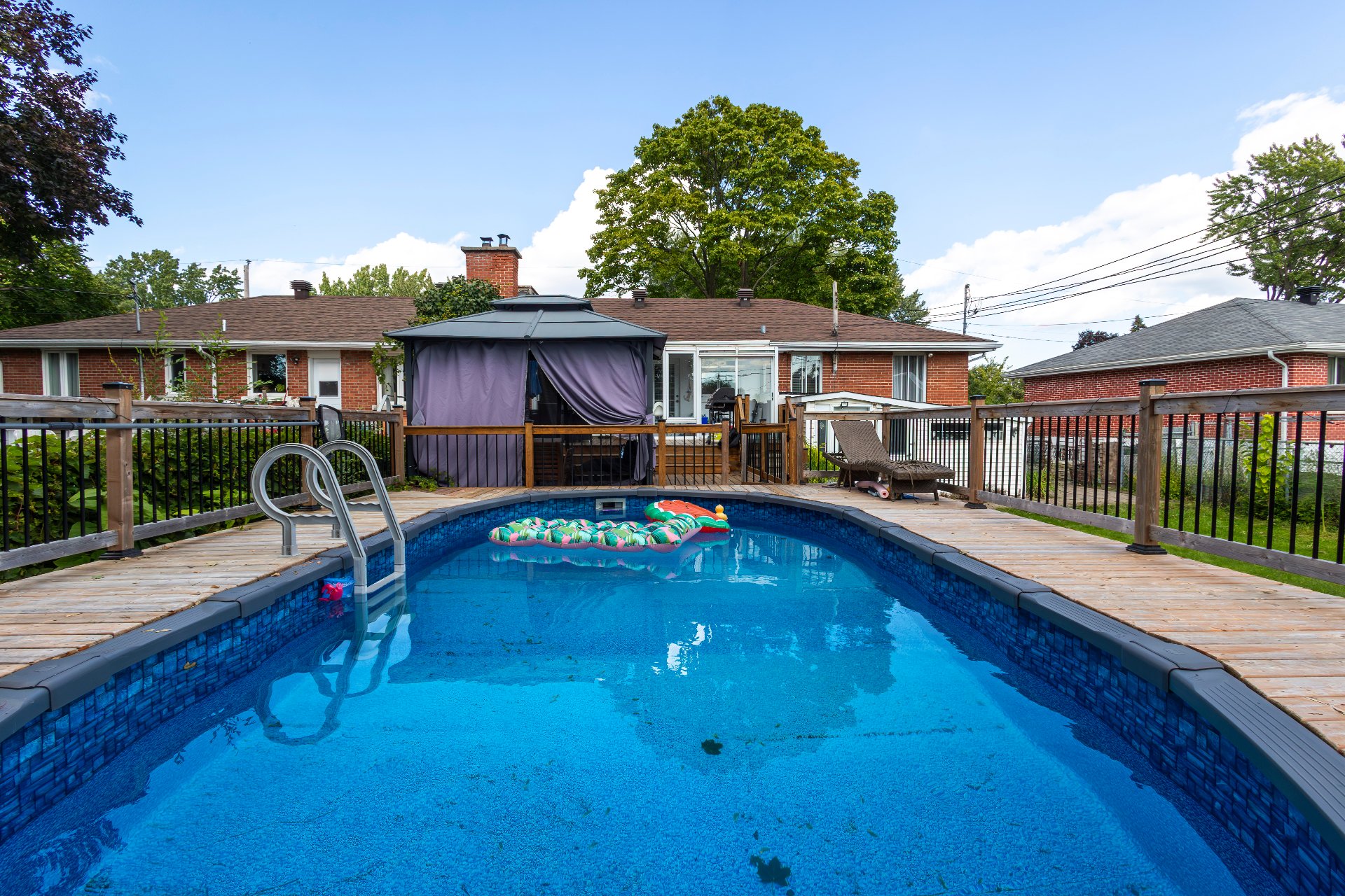 580 Rue Fraser, Montréal (Saint-Laurent), Quebec H4M1Z2, 5 Chambres Chambres, 13 Chambres Chambres,2 Salle de bainSalle de bain,Résidentiel,À vendre,Rue Fraser,27942451