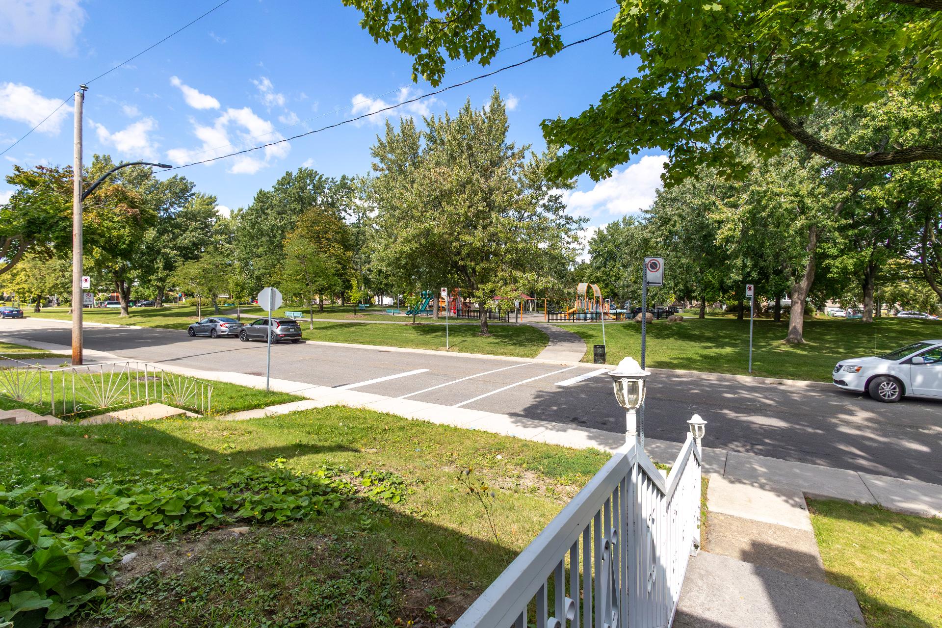 580 Rue Fraser, Montréal (Saint-Laurent), Quebec H4M1Z2, 5 Chambres Chambres, 13 Chambres Chambres,2 Salle de bainSalle de bain,Résidentiel,À vendre,Rue Fraser,27942451