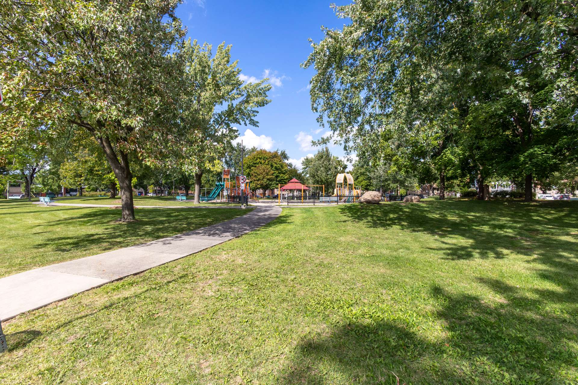 580 Rue Fraser, Montréal (Saint-Laurent), Quebec H4M1Z2, 5 Chambres Chambres, 13 Chambres Chambres,2 Salle de bainSalle de bain,Résidentiel,À vendre,Rue Fraser,27942451