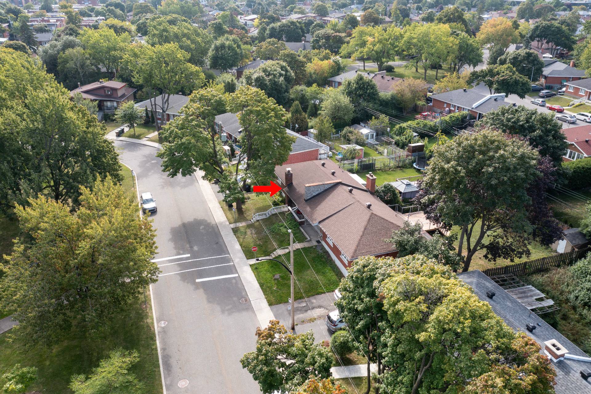 580 Rue Fraser, Montréal (Saint-Laurent), Quebec H4M1Z2, 5 Chambres Chambres, 13 Chambres Chambres,2 Salle de bainSalle de bain,Résidentiel,À vendre,Rue Fraser,27942451