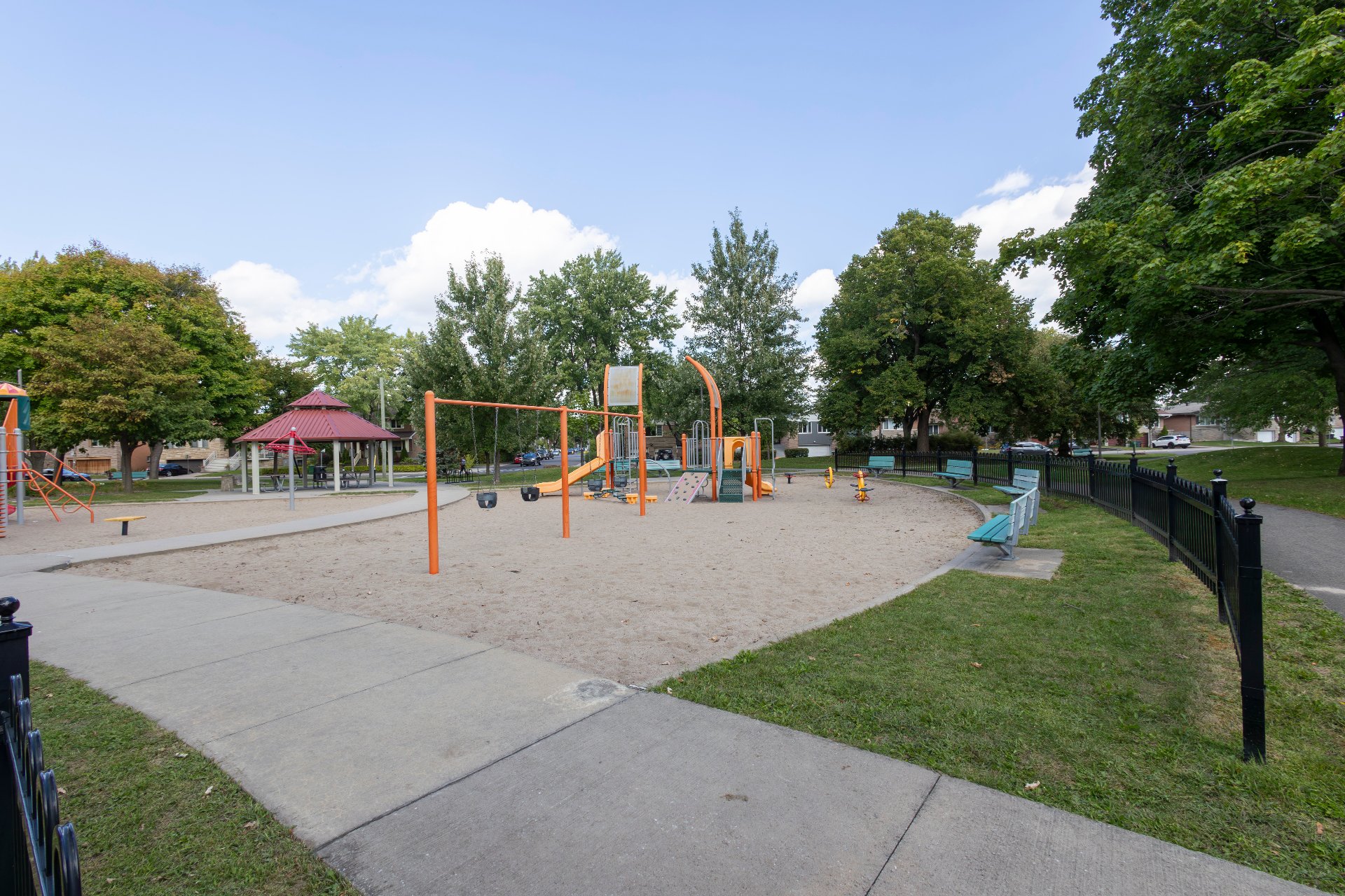 580 Rue Fraser, Montréal (Saint-Laurent), Quebec H4M1Z2, 5 Chambres Chambres, 13 Chambres Chambres,2 Salle de bainSalle de bain,Résidentiel,À vendre,Rue Fraser,27942451