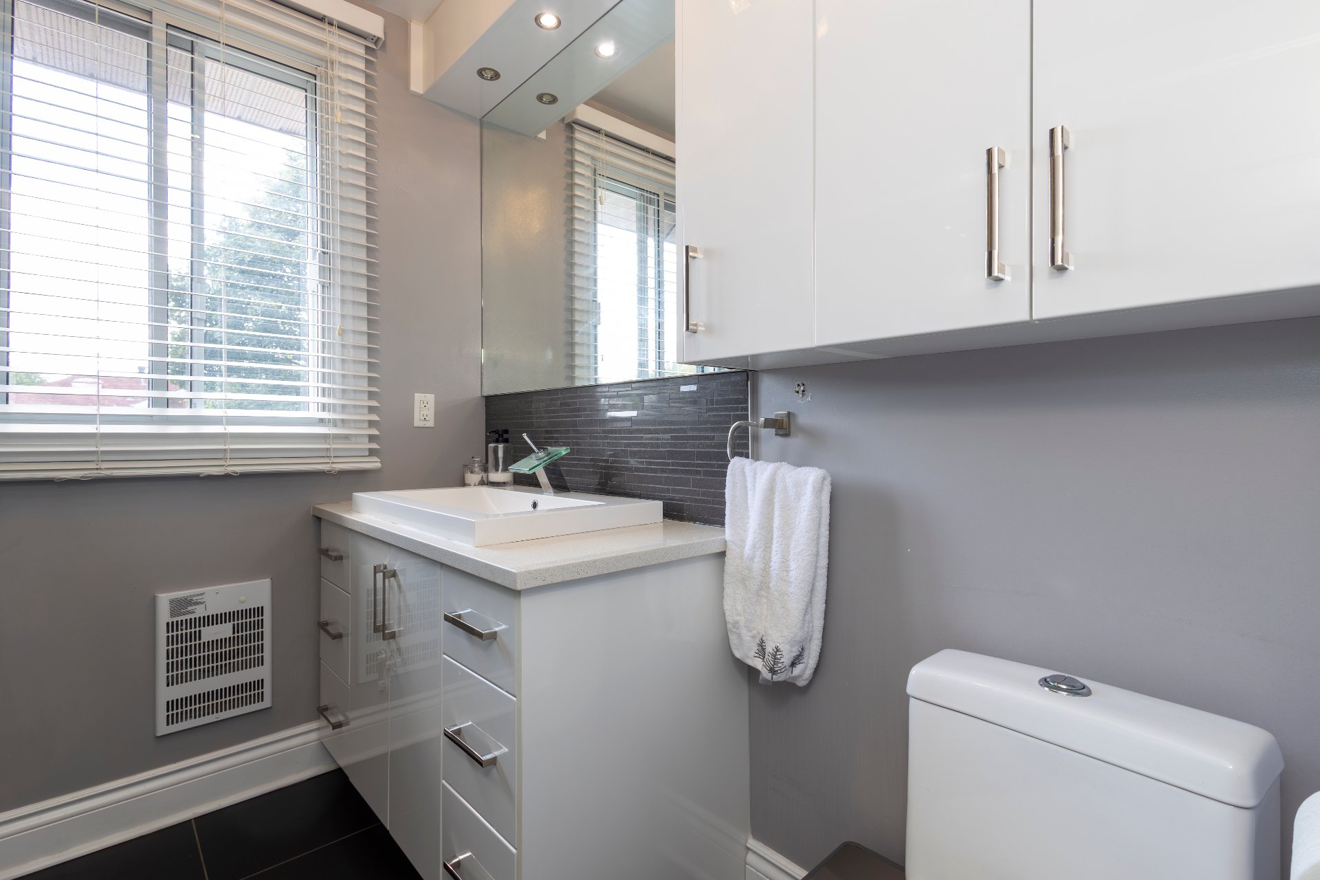 580 Rue Fraser, Montréal (Saint-Laurent), Quebec H4M1Z2, 5 Chambres Chambres, 13 Chambres Chambres,2 Salle de bainSalle de bain,Résidentiel,À vendre,Rue Fraser,27942451