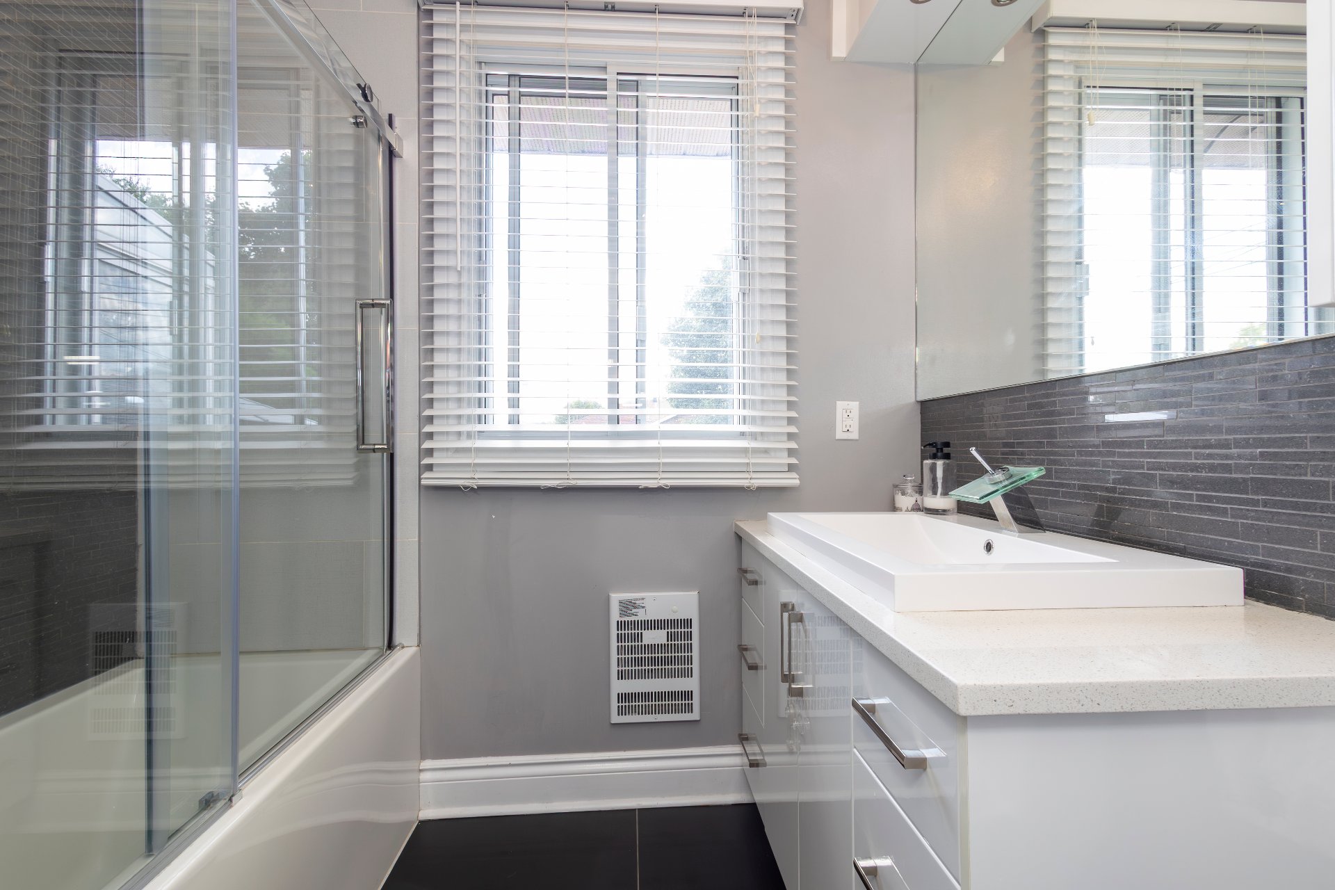 580 Rue Fraser, Montréal (Saint-Laurent), Quebec H4M1Z2, 5 Chambres Chambres, 13 Chambres Chambres,2 Salle de bainSalle de bain,Résidentiel,À vendre,Rue Fraser,27942451