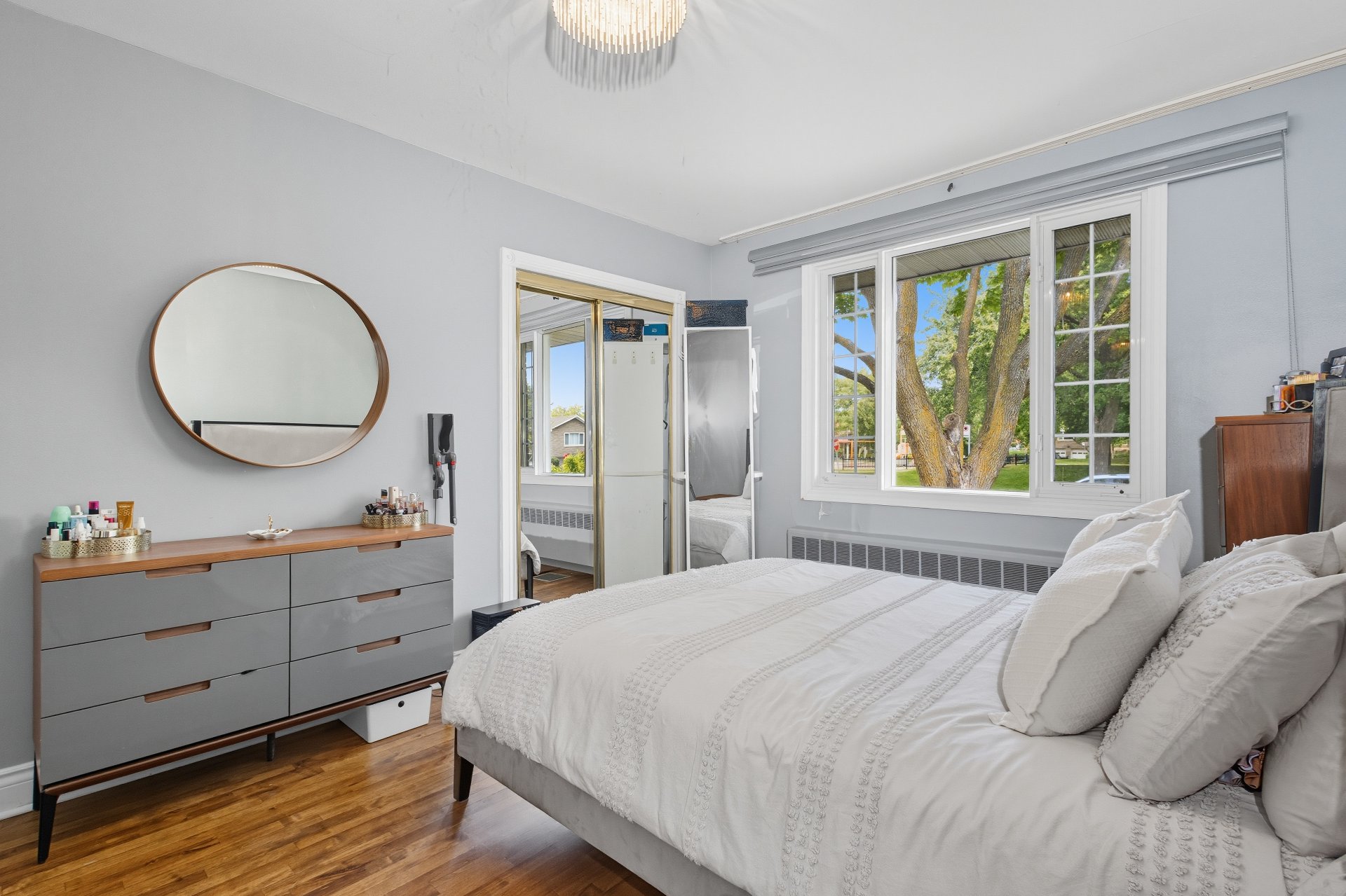 580 Rue Fraser, Montréal (Saint-Laurent), Quebec H4M1Z2, 5 Chambres Chambres, 13 Chambres Chambres,2 Salle de bainSalle de bain,Résidentiel,À vendre,Rue Fraser,27942451