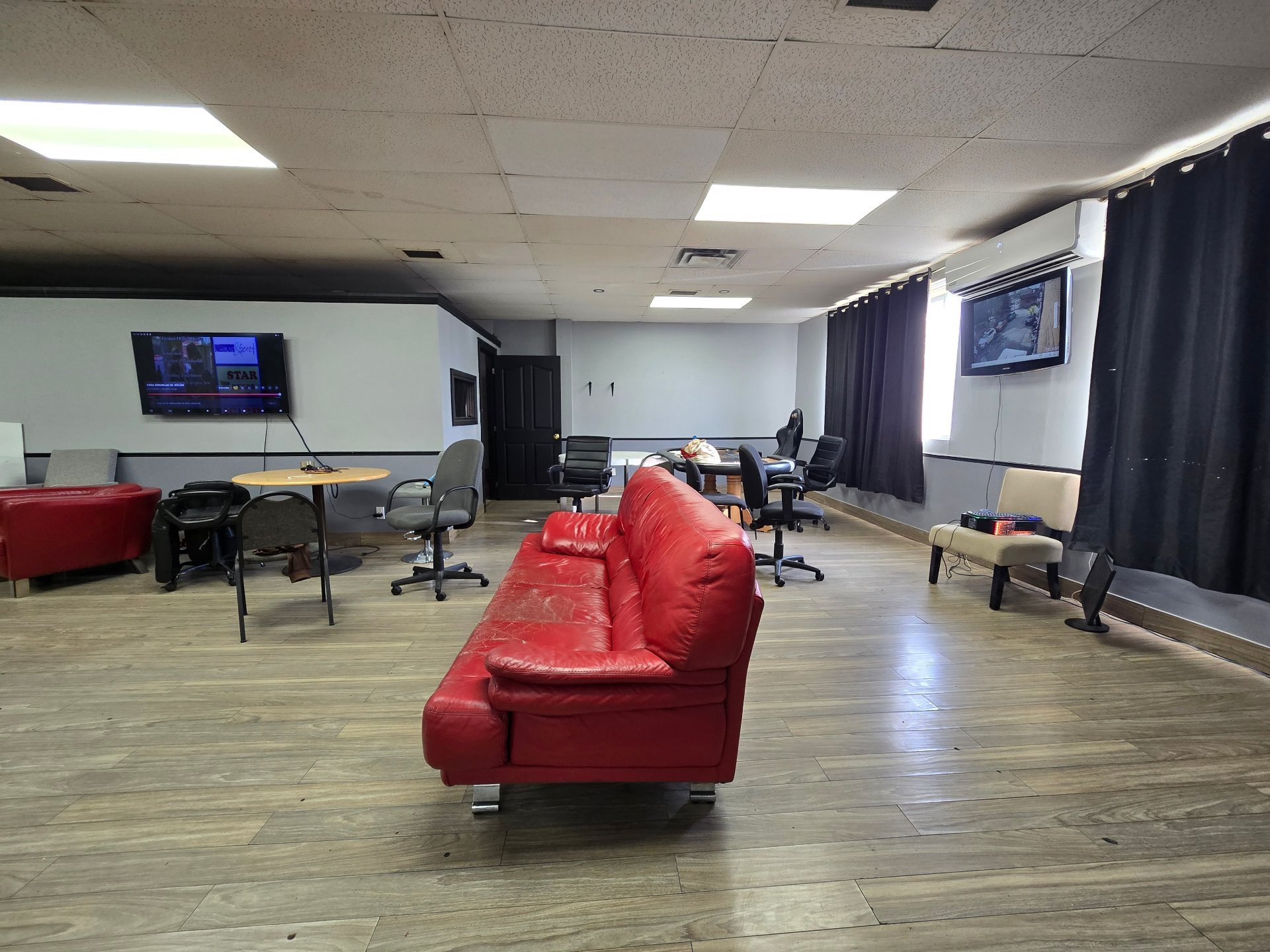 1276 Boul. Curé-Labelle, Laval (Chomedey), Quebec H7V2W1, ,Commercial,For Rent,Boul. Curé-Labelle,25307104