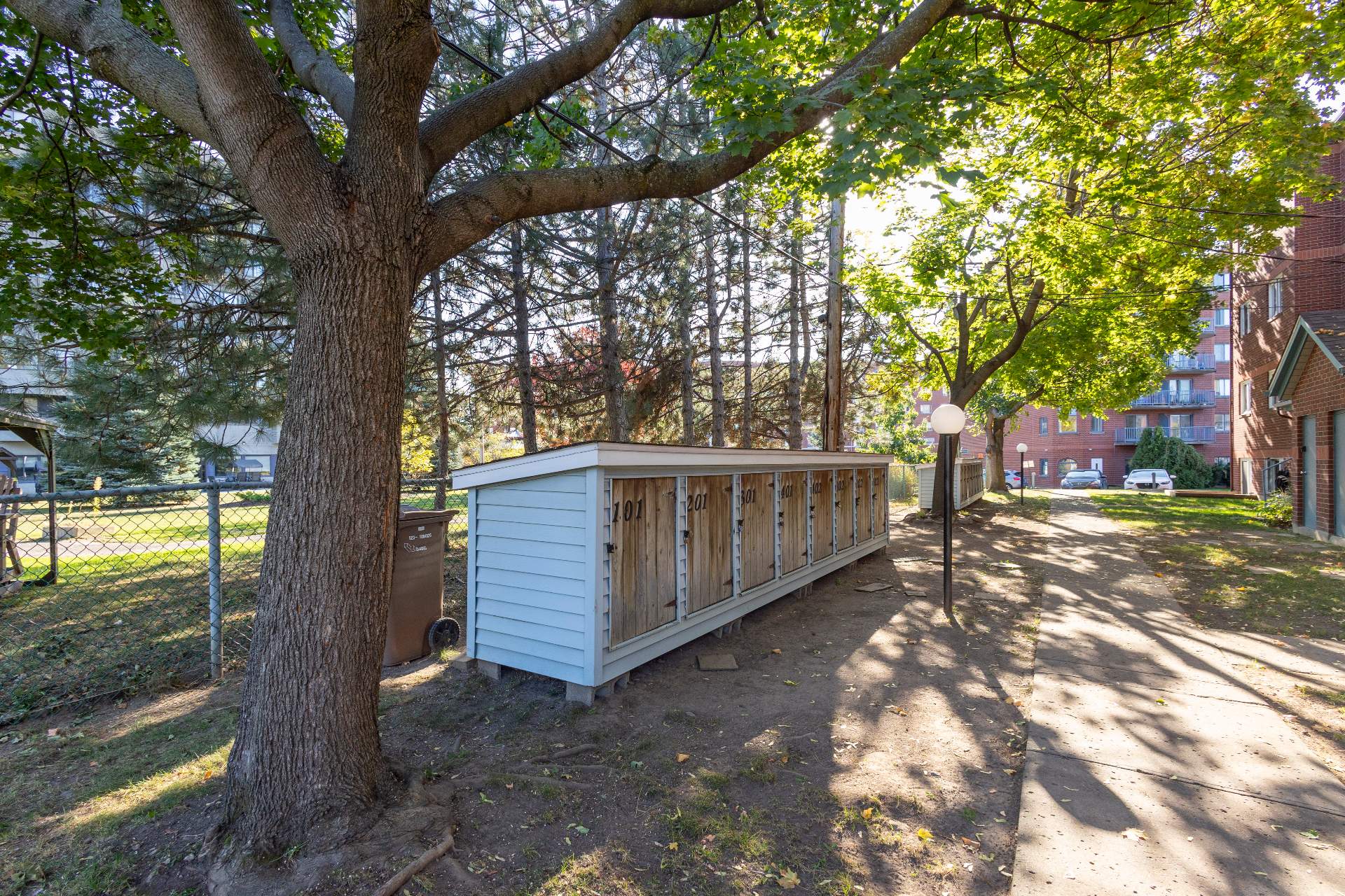 977 Av. St-Charles, Laval (Chomedey), Quebec H7V4A5, 2 Chambres Chambres, 7 Chambres Chambres,1 Salle de bainsSalle de bain,Résidentiel,À vendre,Av. St-Charles,9229949