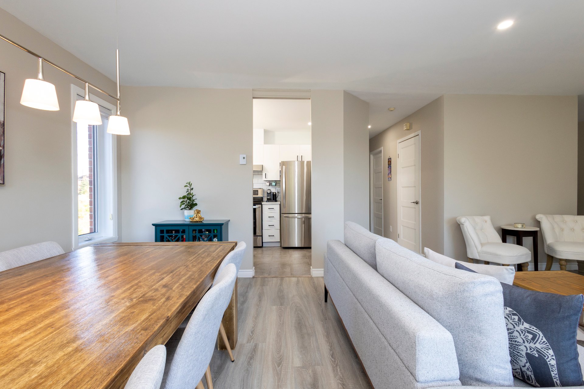 977 Av. St-Charles, Laval (Chomedey), Quebec H7V4A5, 2 Chambres Chambres, 7 Chambres Chambres,1 Salle de bainsSalle de bain,Résidentiel,À vendre,Av. St-Charles,9229949