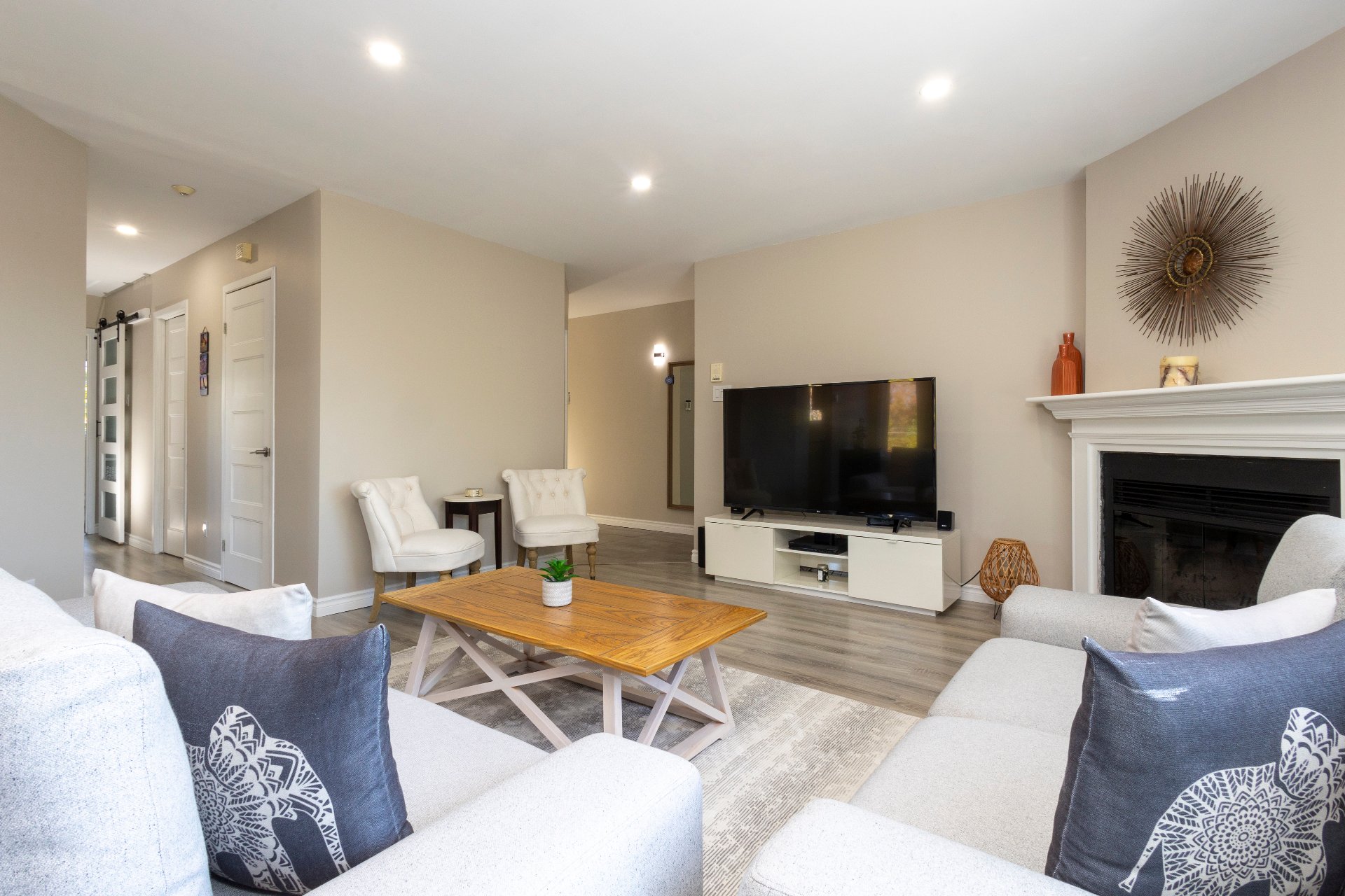 977 Av. St-Charles, Laval (Chomedey), Quebec H7V4A5, 2 Chambres Chambres, 7 Chambres Chambres,1 Salle de bainsSalle de bain,Résidentiel,À vendre,Av. St-Charles,9229949