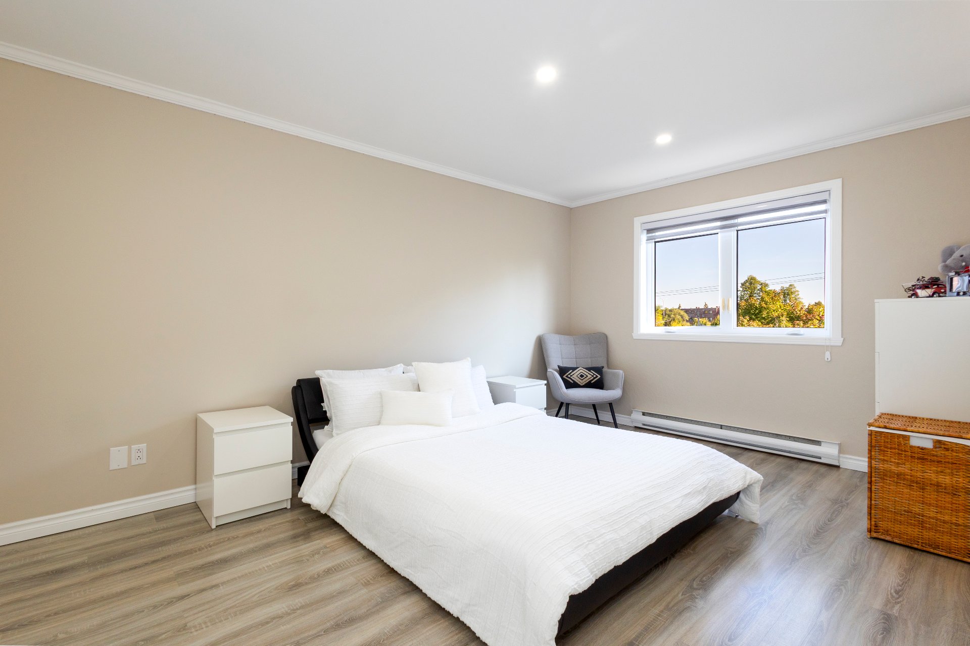 977 Av. St-Charles, Laval (Chomedey), Quebec H7V4A5, 2 Chambres Chambres, 7 Chambres Chambres,1 Salle de bainsSalle de bain,Résidentiel,À vendre,Av. St-Charles,9229949