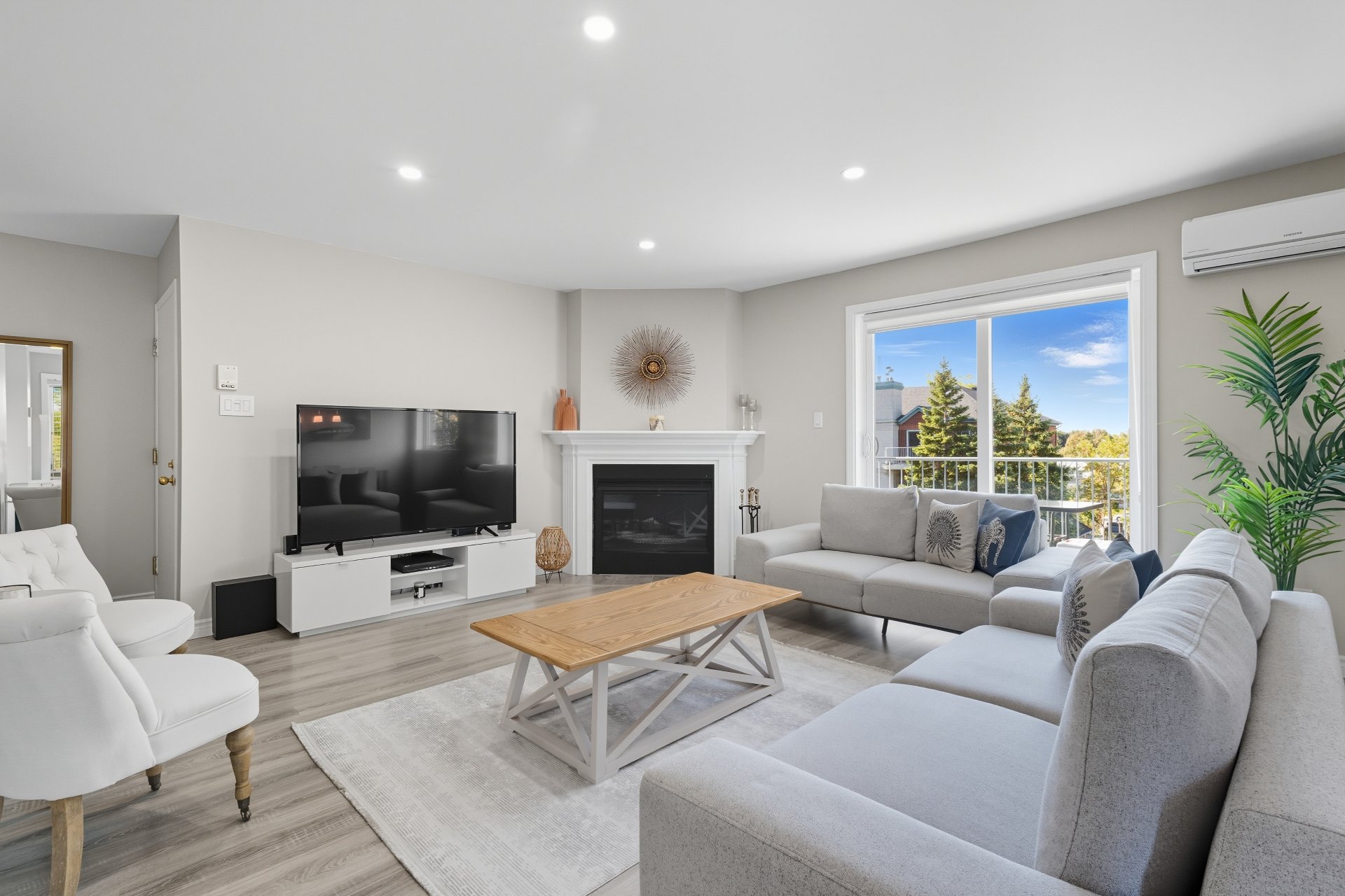 977 Av. St-Charles, Laval (Chomedey), Quebec H7V4A5, 2 Chambres Chambres, 7 Chambres Chambres,1 Salle de bainsSalle de bain,Résidentiel,À vendre,Av. St-Charles,9229949