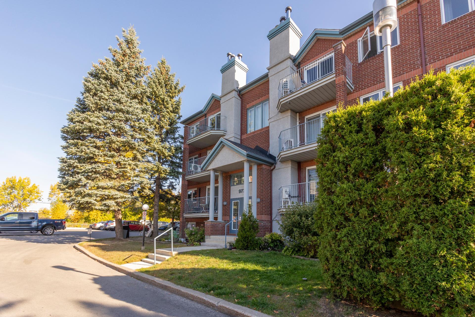 977 Av. St-Charles, Laval (Chomedey), Quebec H7V4A5, 2 Chambres Chambres, 7 Chambres Chambres,1 Salle de bainsSalle de bain,Résidentiel,À vendre,Av. St-Charles,9229949