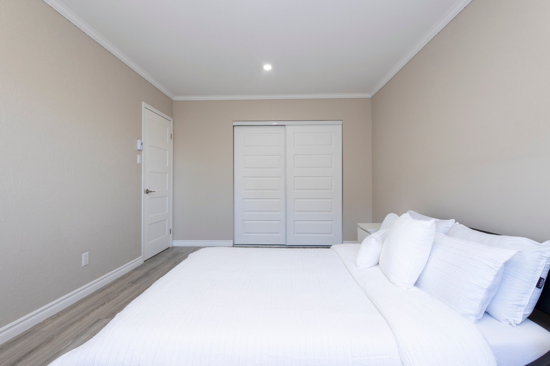 977 Av. St-Charles, Laval (Chomedey), Quebec H7V4A5, 2 Chambres Chambres, 7 Chambres Chambres,1 Salle de bainsSalle de bain,Résidentiel,À vendre,Av. St-Charles,9229949