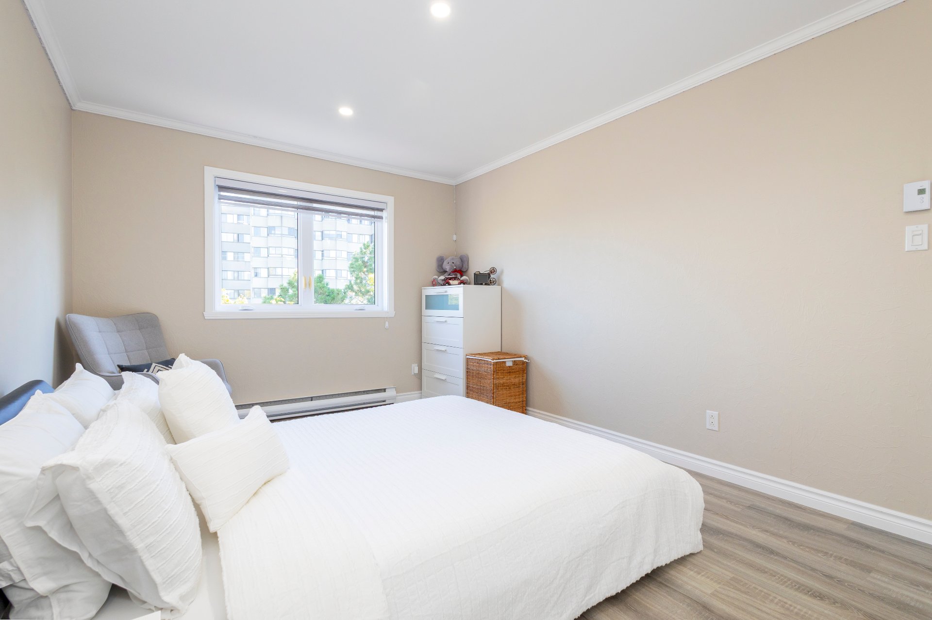 977 Av. St-Charles, Laval (Chomedey), Quebec H7V4A5, 2 Chambres Chambres, 7 Chambres Chambres,1 Salle de bainsSalle de bain,Résidentiel,À vendre,Av. St-Charles,9229949