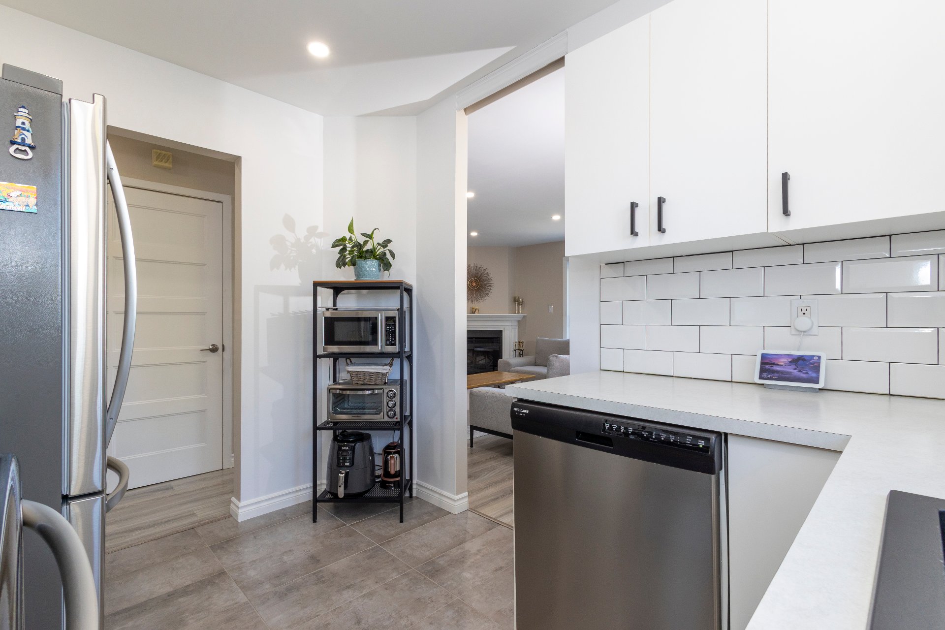 977 Av. St-Charles, Laval (Chomedey), Quebec H7V4A5, 2 Chambres Chambres, 7 Chambres Chambres,1 Salle de bainsSalle de bain,Résidentiel,À vendre,Av. St-Charles,9229949