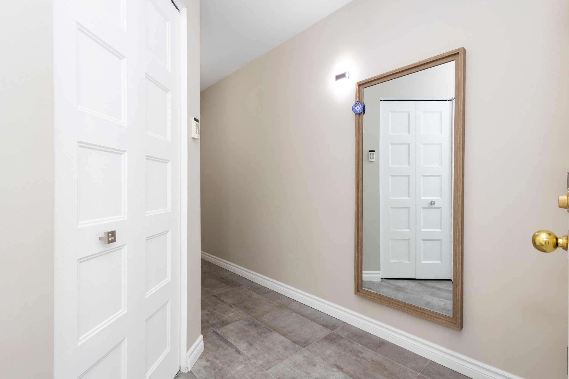 977 Av. St-Charles, Laval (Chomedey), Quebec H7V4A5, 2 Chambres Chambres, 7 Chambres Chambres,1 Salle de bainsSalle de bain,Résidentiel,À vendre,Av. St-Charles,9229949