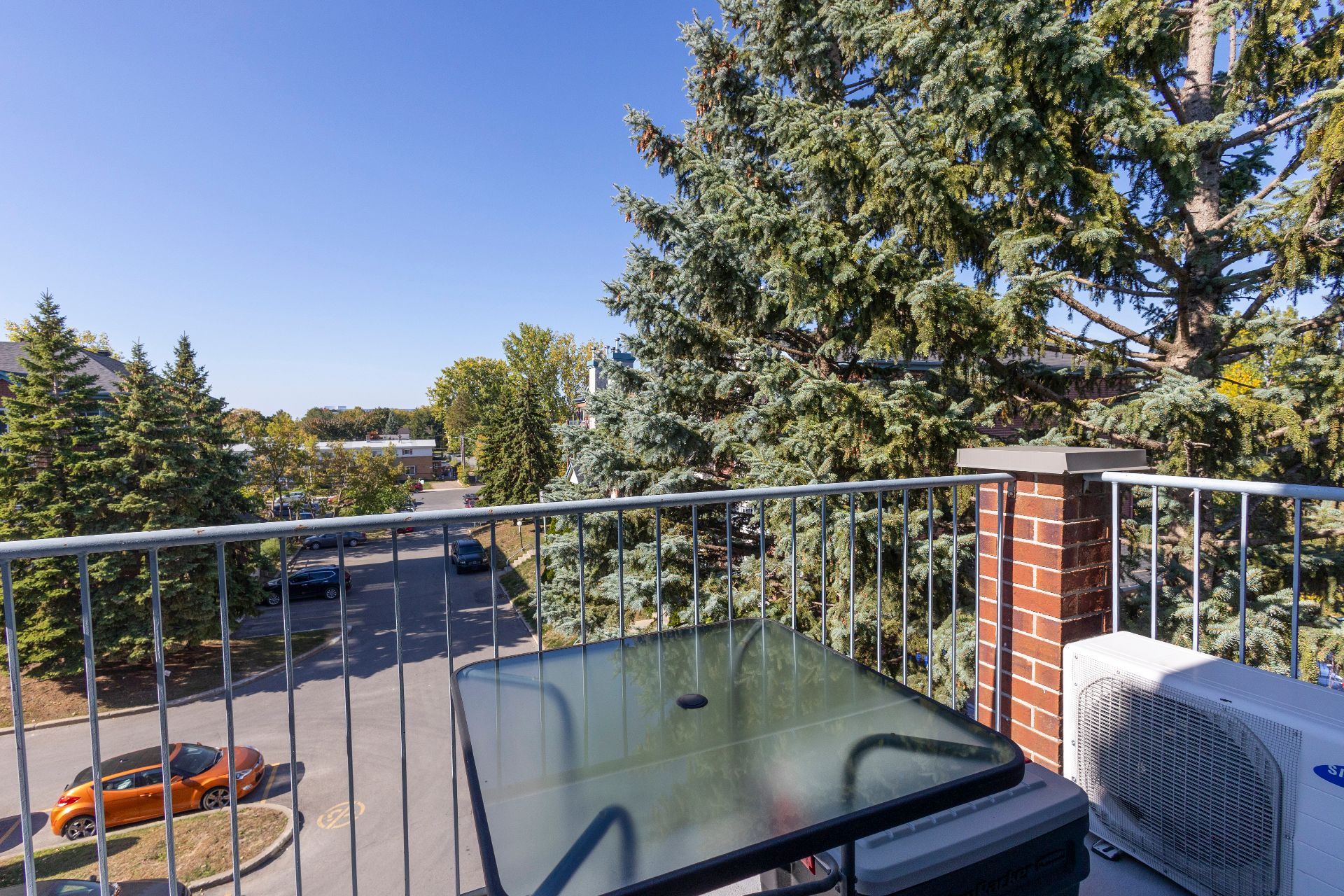 977 Av. St-Charles, Laval (Chomedey), Quebec H7V4A5, 2 Chambres Chambres, 7 Chambres Chambres,1 Salle de bainsSalle de bain,Résidentiel,À vendre,Av. St-Charles,9229949