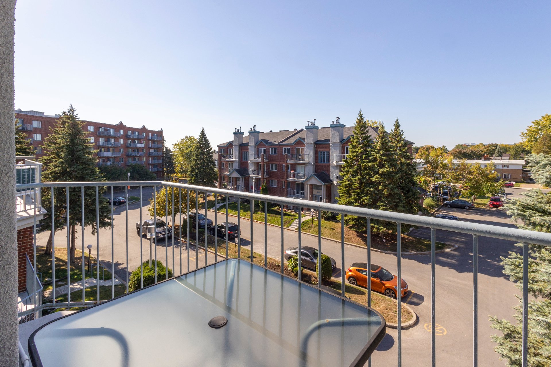 977 Av. St-Charles, Laval (Chomedey), Quebec H7V4A5, 2 Chambres Chambres, 7 Chambres Chambres,1 Salle de bainsSalle de bain,Résidentiel,À vendre,Av. St-Charles,9229949