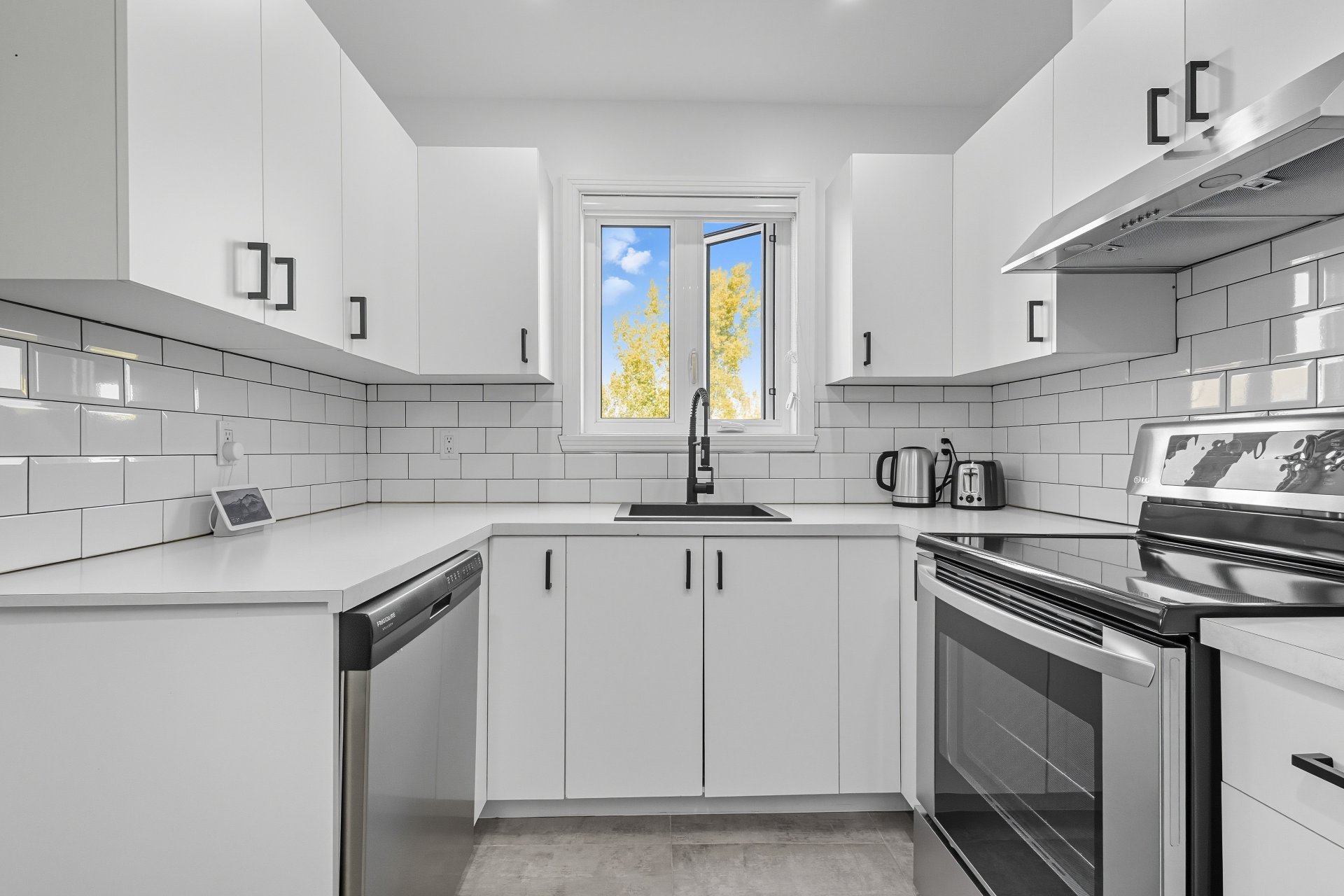 977 Av. St-Charles, Laval (Chomedey), Quebec H7V4A5, 2 Chambres Chambres, 7 Chambres Chambres,1 Salle de bainsSalle de bain,Résidentiel,À vendre,Av. St-Charles,9229949