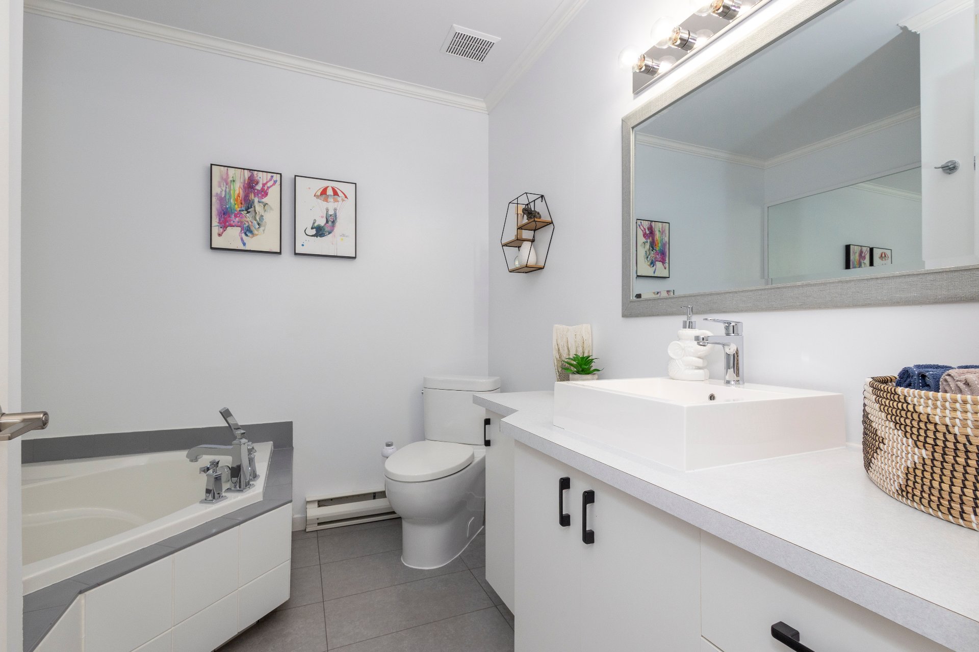 977 Av. St-Charles, Laval (Chomedey), Quebec H7V4A5, 2 Chambres Chambres, 7 Chambres Chambres,1 Salle de bainsSalle de bain,Résidentiel,À vendre,Av. St-Charles,9229949