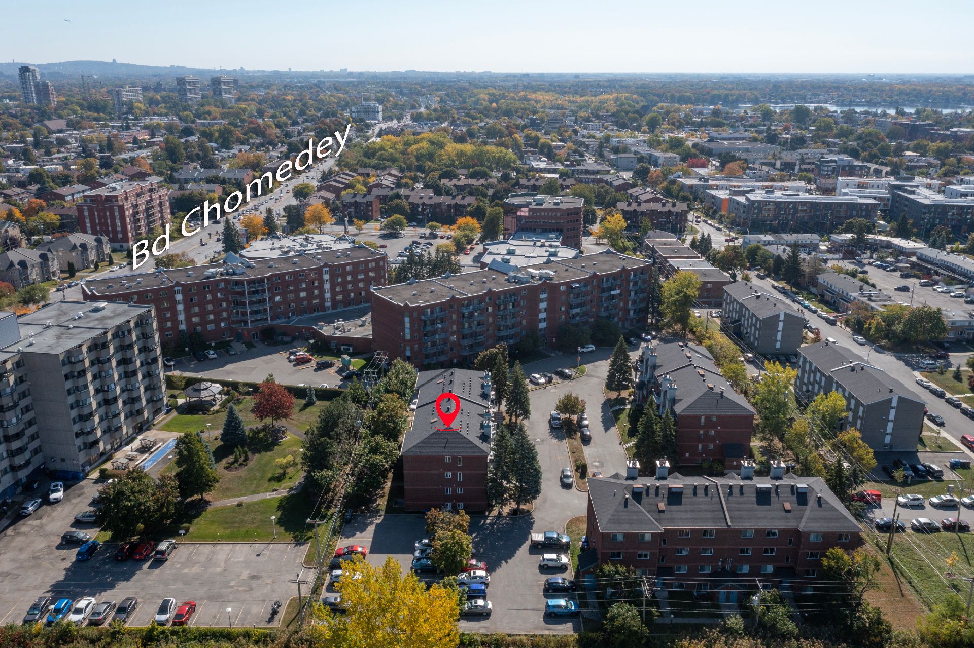 977 Av. St-Charles, Laval (Chomedey), Quebec H7V4A5, 2 Chambres Chambres, 7 Chambres Chambres,1 Salle de bainsSalle de bain,Résidentiel,À vendre,Av. St-Charles,9229949