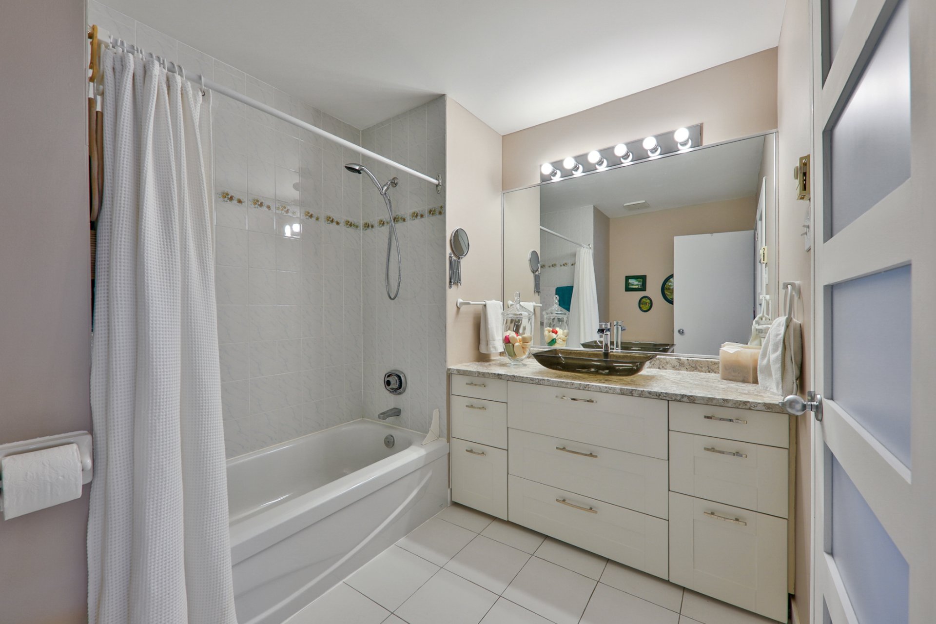 4191 Rue de la Seine, Laval (Chomedey), Quebec H7W2S7, 2 Chambres Chambres, 9 Chambres Chambres,1 Salle de bainsSalle de bain,Résidentiel,À vendre,Rue de la Seine,28252984