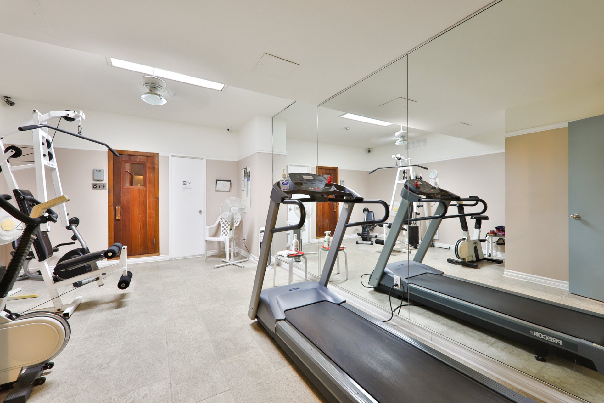 4191 Rue de la Seine, Laval (Chomedey), Quebec H7W2S7, 2 Chambres Chambres, 9 Chambres Chambres,1 Salle de bainsSalle de bain,Résidentiel,À vendre,Rue de la Seine,28252984