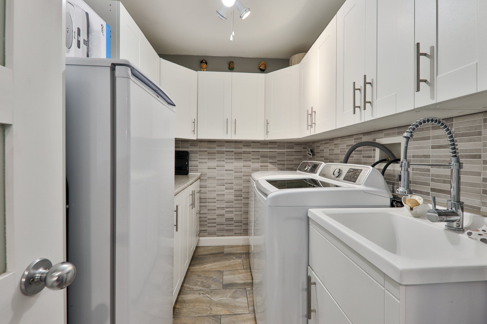 4191 Rue de la Seine, Laval (Chomedey), Quebec H7W2S7, 2 Chambres Chambres, 9 Chambres Chambres,1 Salle de bainsSalle de bain,Résidentiel,À vendre,Rue de la Seine,28252984