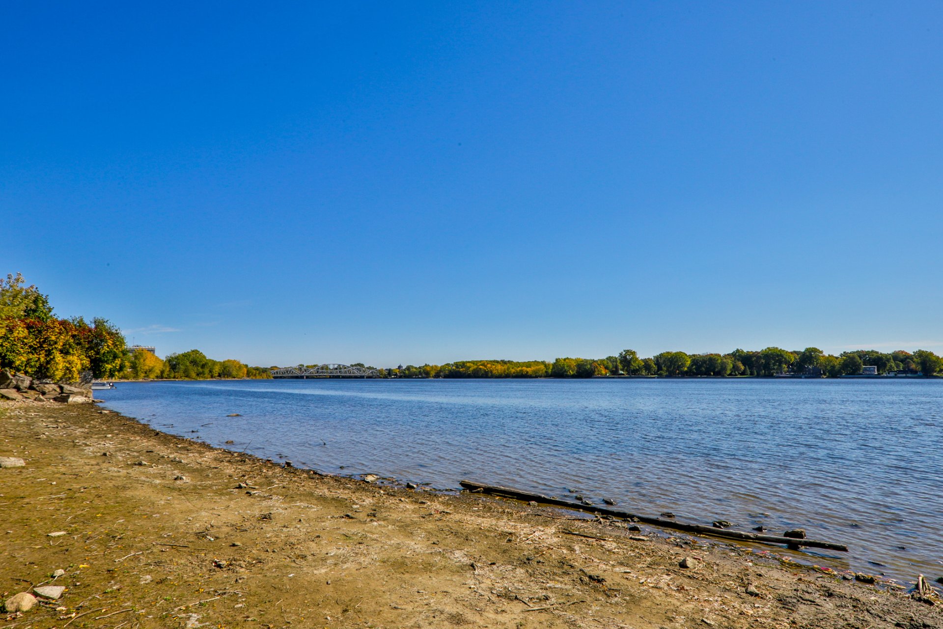 4191 Rue de la Seine, Laval (Chomedey), Quebec H7W2S7, 2 Chambres Chambres, 9 Chambres Chambres,1 Salle de bainsSalle de bain,Résidentiel,À vendre,Rue de la Seine,28252984