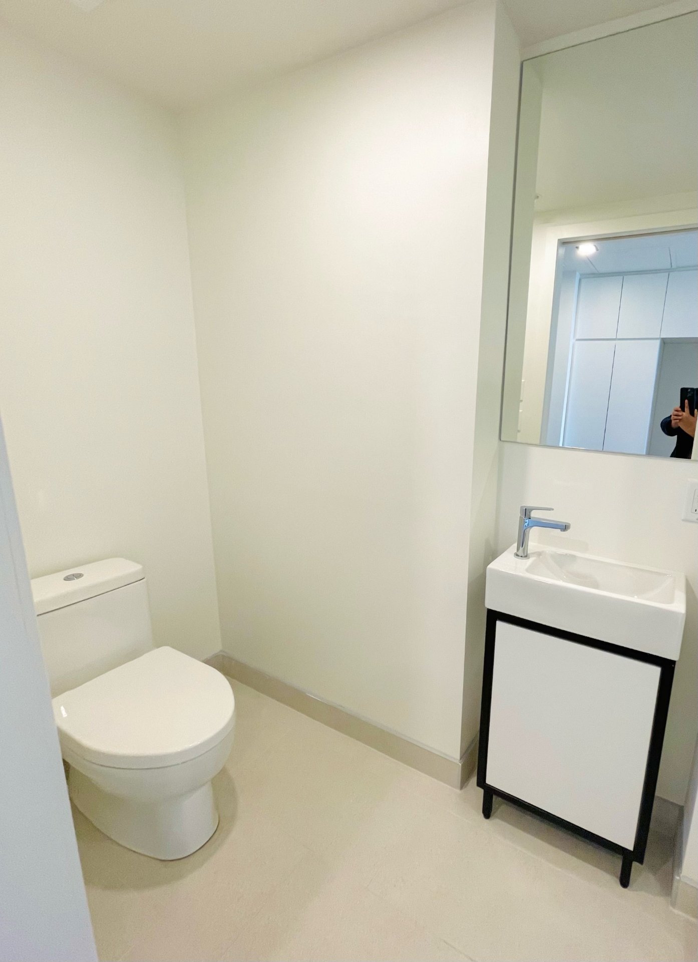 1210 Rue Jeanne-Mance, Montréal (Ville-Marie), Quebec H2X1M1, 3 Rooms Rooms,1 BathroomBathrooms,Residential,For Rent,Rue Jeanne-Mance,14972215