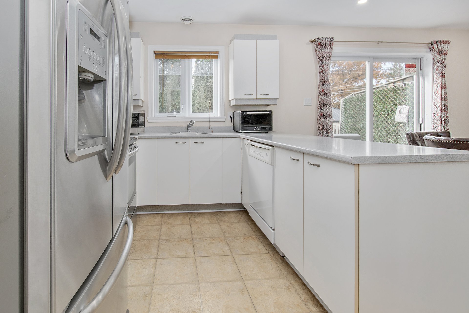 4083 Rue Olivier, Laval (Fabreville), Quebec H7R5X3, 3 Bedrooms Bedrooms, 11 Rooms Rooms,2 BathroomsBathrooms,Residential,For Sale,Rue Olivier,24791529