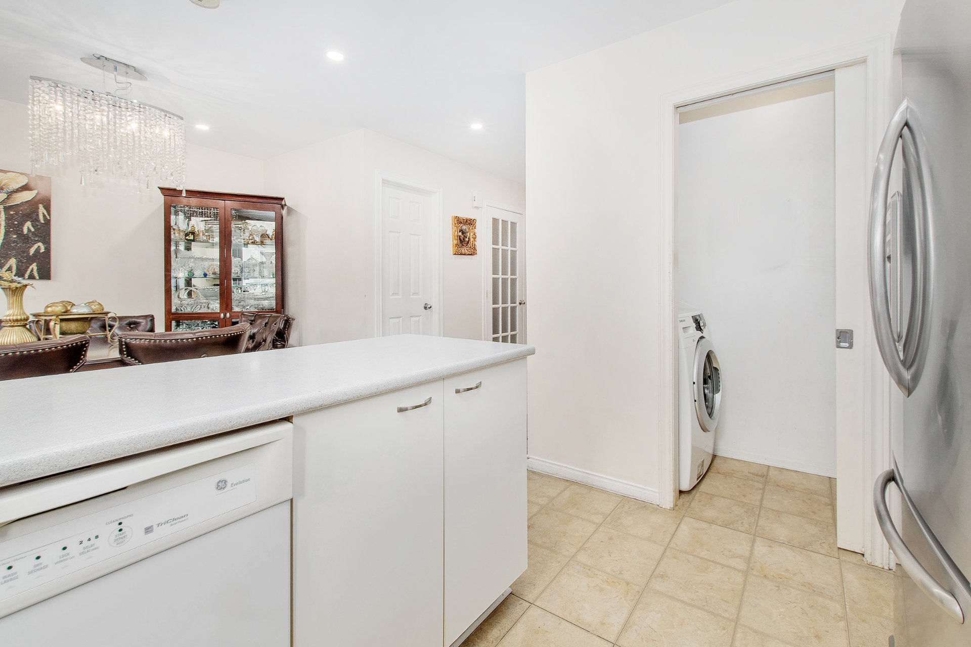 4083 Rue Olivier, Laval (Fabreville), Quebec H7R5X3, 3 Bedrooms Bedrooms, 11 Rooms Rooms,2 BathroomsBathrooms,Residential,For Sale,Rue Olivier,24791529