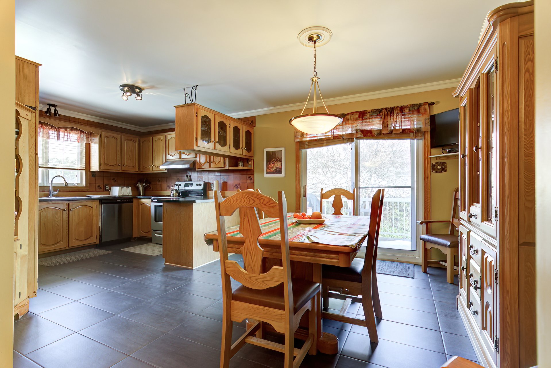 1560 Rue Trépanier, Laval (Chomedey), Quebec H7W3G7, 6 Bedrooms Bedrooms, 14 Rooms Rooms,2 BathroomsBathrooms,Residential,For Sale,Rue Trépanier,21346560