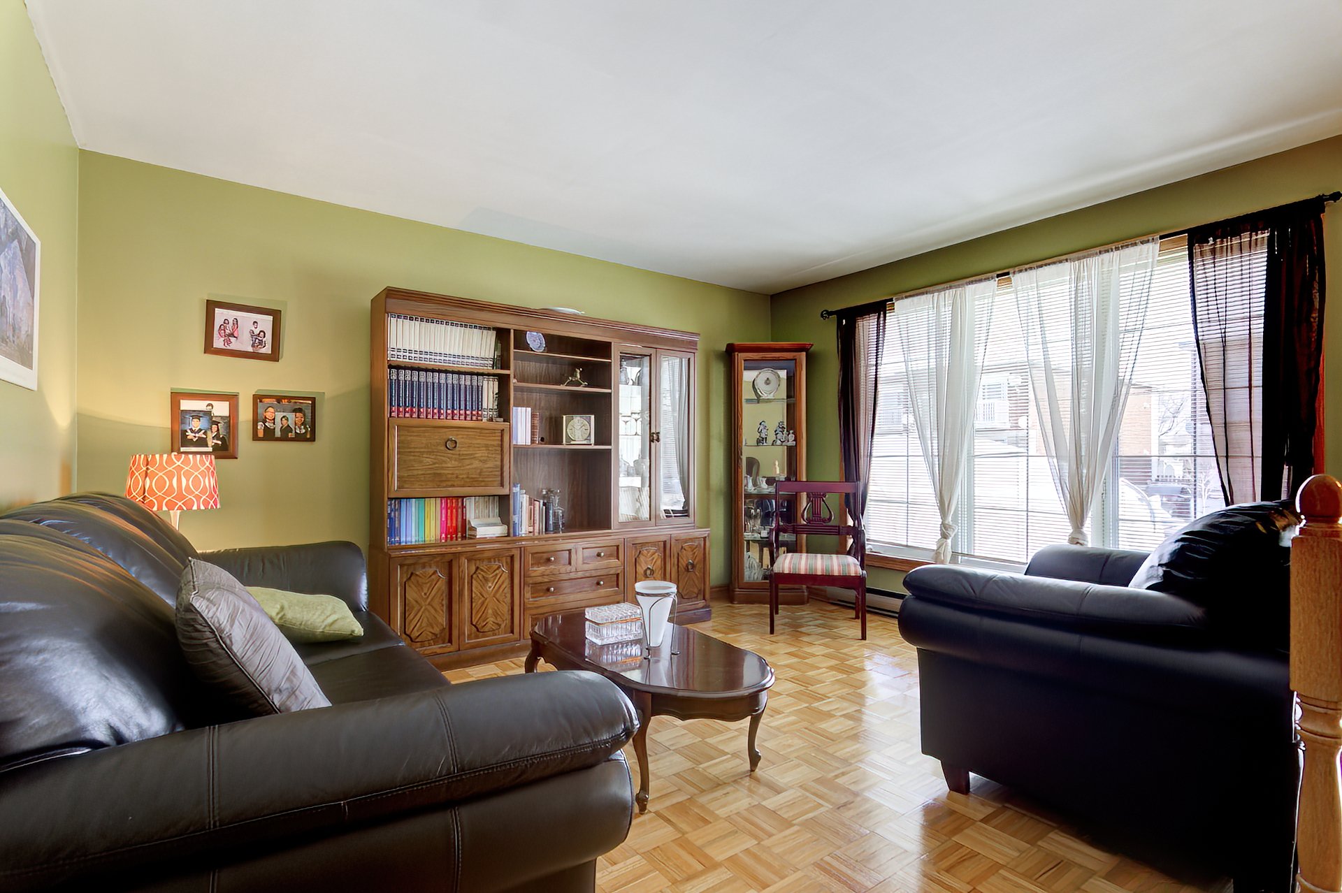 1560 Rue Trépanier, Laval (Chomedey), Quebec H7W3G7, 6 Bedrooms Bedrooms, 14 Rooms Rooms,2 BathroomsBathrooms,Residential,For Sale,Rue Trépanier,21346560