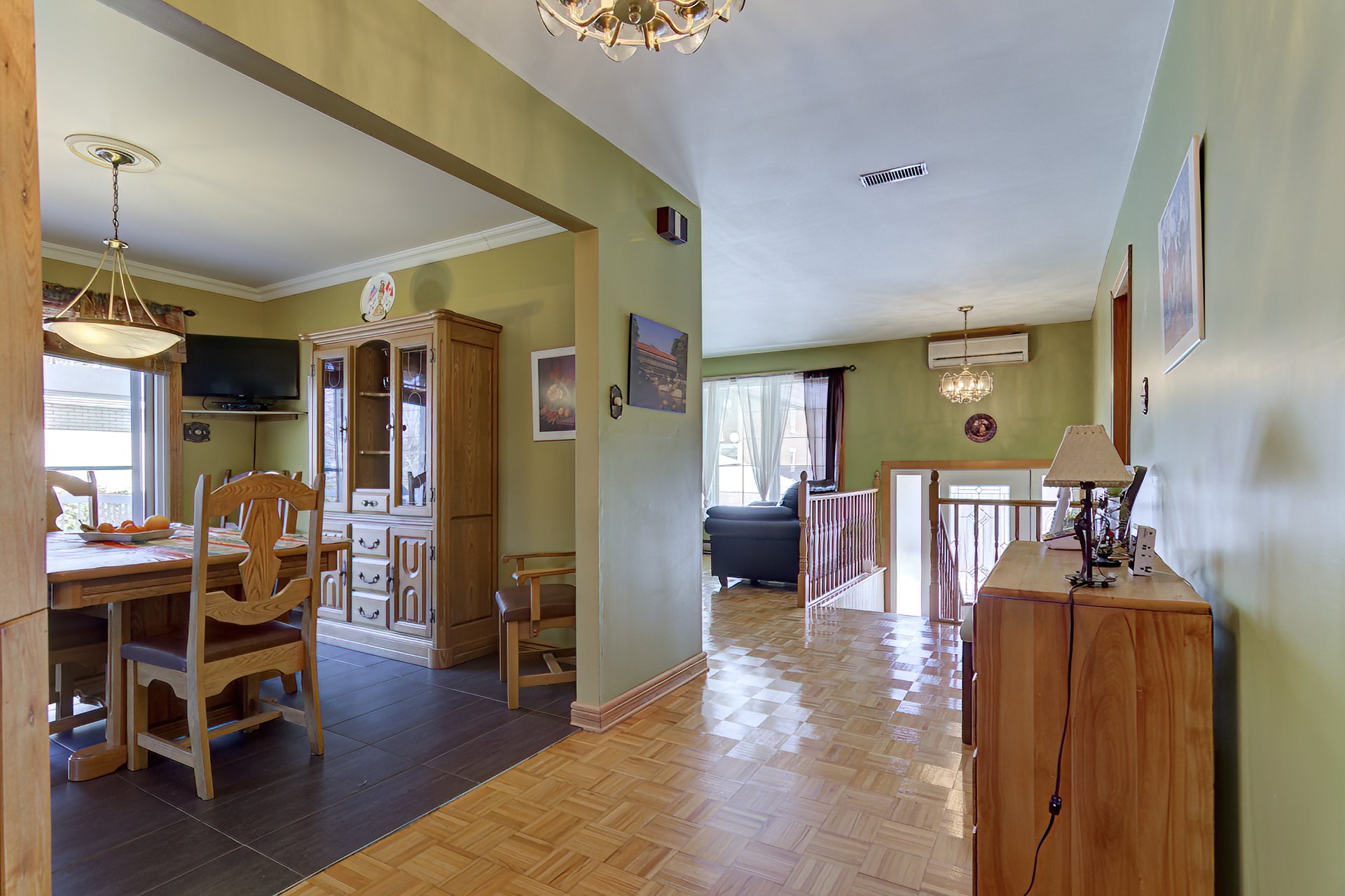 1560 Rue Trépanier, Laval (Chomedey), Quebec H7W3G7, 6 Bedrooms Bedrooms, 14 Rooms Rooms,2 BathroomsBathrooms,Residential,For Sale,Rue Trépanier,21346560