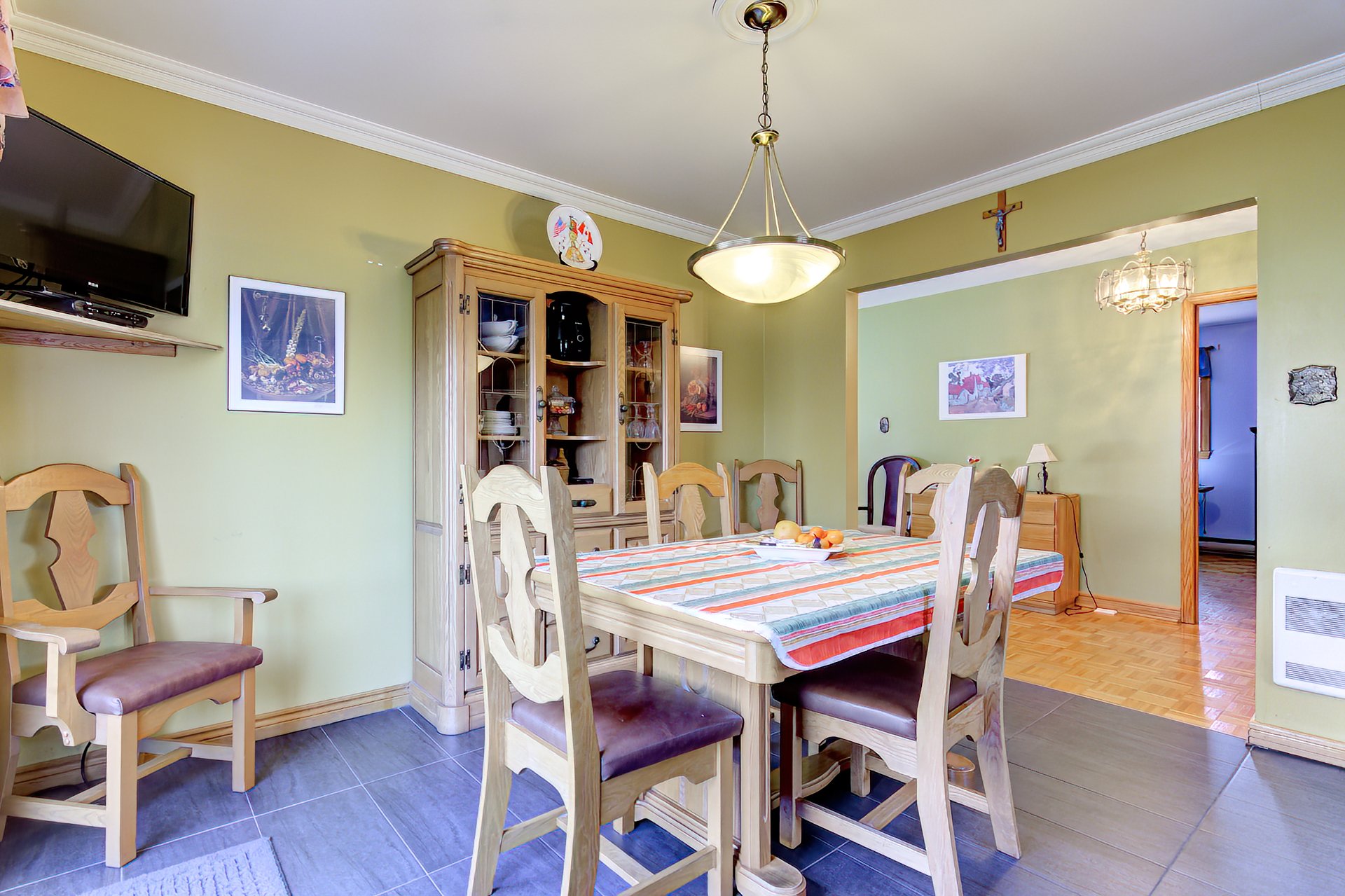 1560 Rue Trépanier, Laval (Chomedey), Quebec H7W3G7, 6 Bedrooms Bedrooms, 14 Rooms Rooms,2 BathroomsBathrooms,Residential,For Sale,Rue Trépanier,21346560