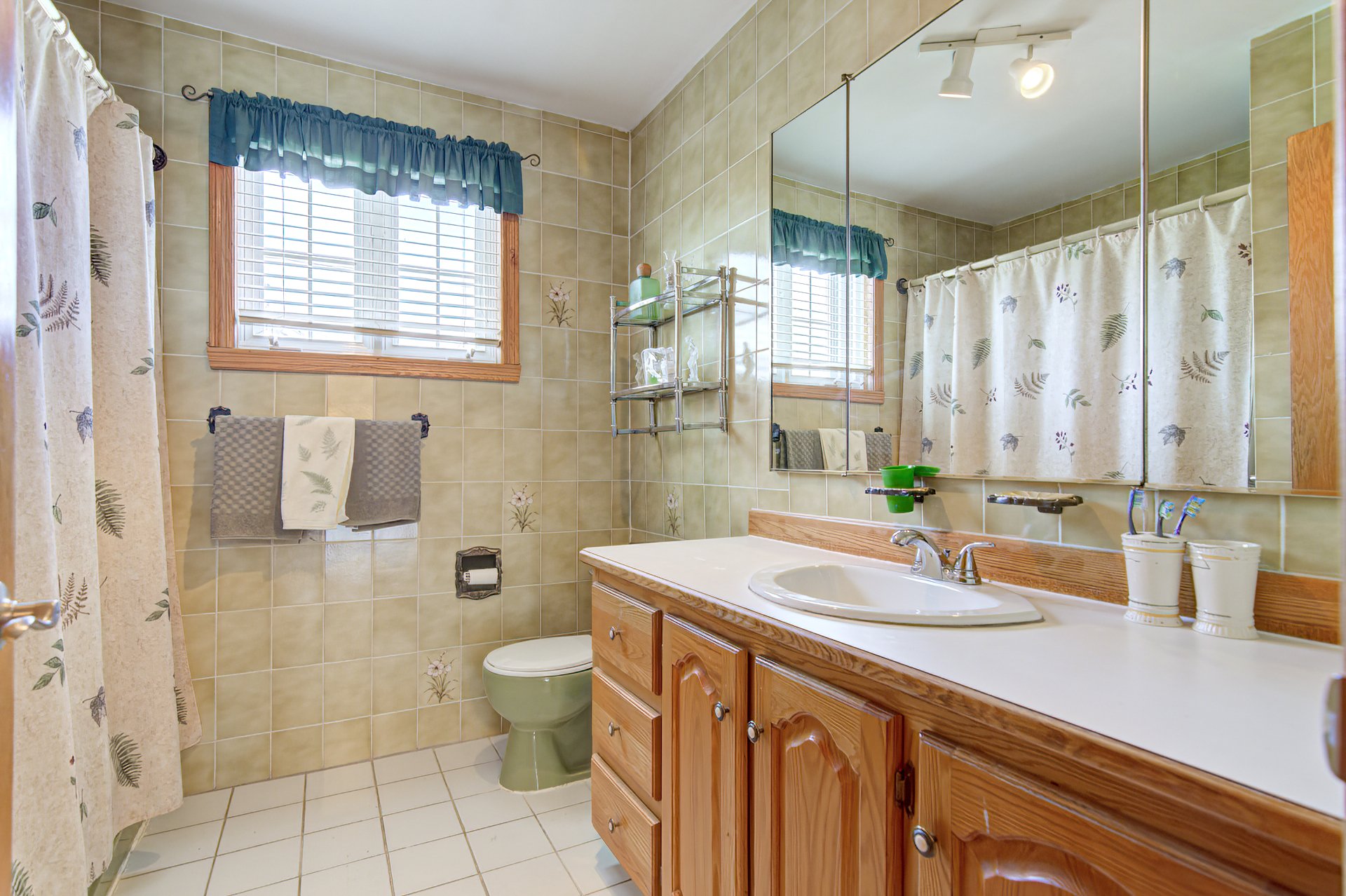 1560 Rue Trépanier, Laval (Chomedey), Quebec H7W3G7, 6 Bedrooms Bedrooms, 14 Rooms Rooms,2 BathroomsBathrooms,Residential,For Sale,Rue Trépanier,21346560