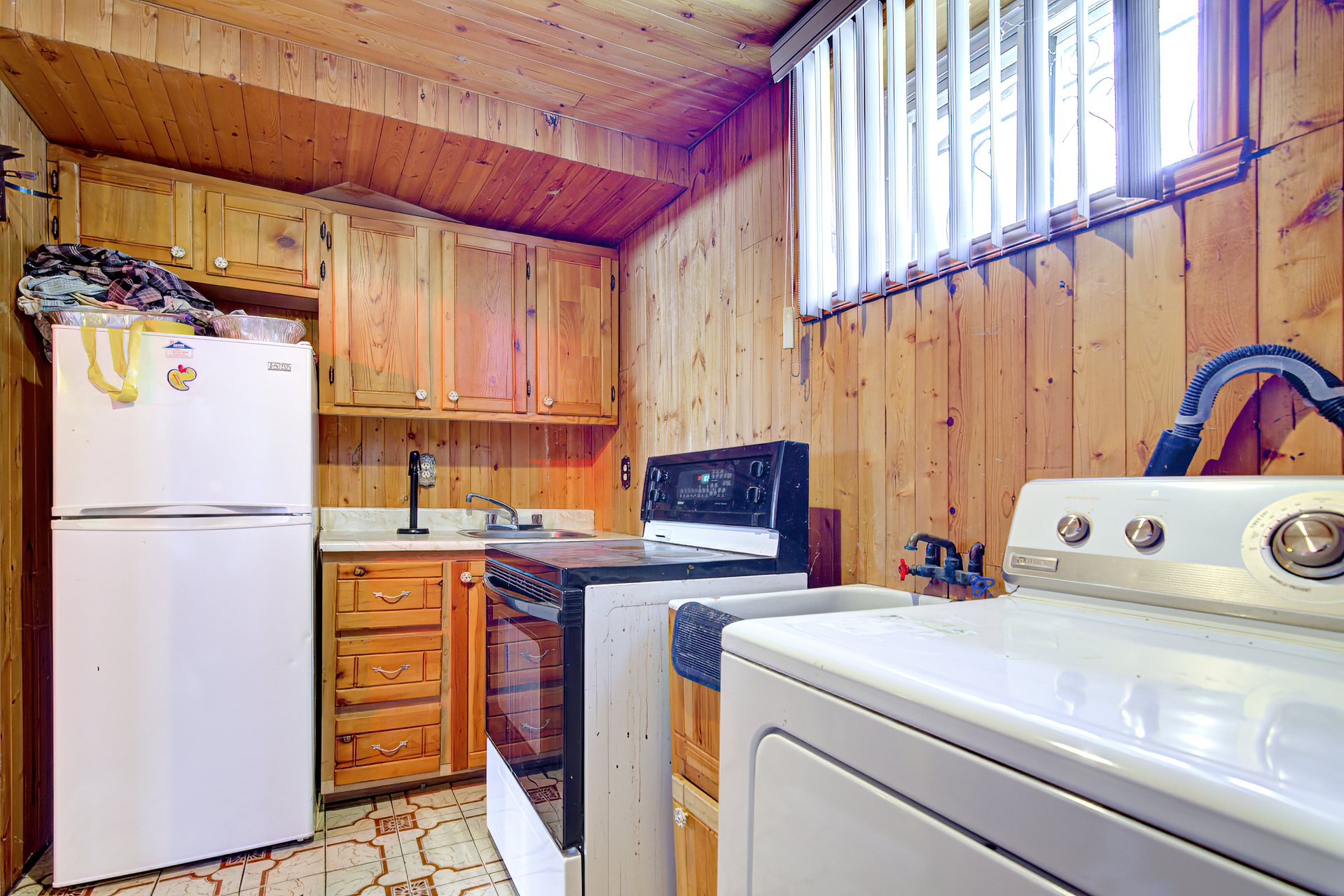 1560 Rue Trépanier, Laval (Chomedey), Quebec H7W3G7, 6 Bedrooms Bedrooms, 14 Rooms Rooms,2 BathroomsBathrooms,Residential,For Sale,Rue Trépanier,21346560