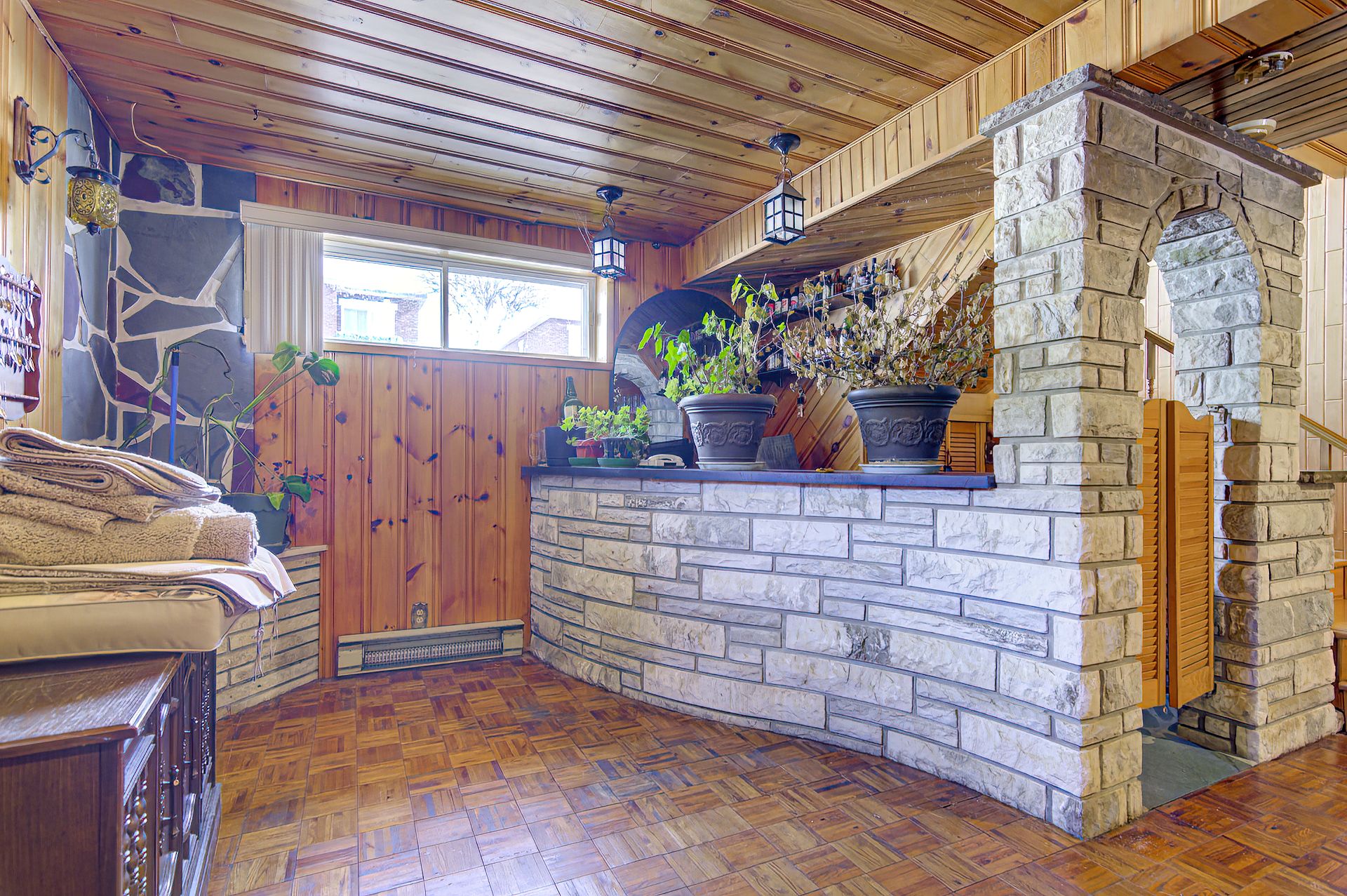 1560 Rue Trépanier, Laval (Chomedey), Quebec H7W3G7, 6 Bedrooms Bedrooms, 14 Rooms Rooms,2 BathroomsBathrooms,Residential,For Sale,Rue Trépanier,21346560