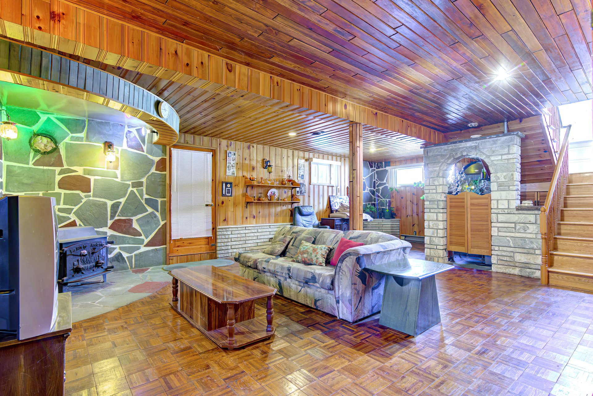 1560 Rue Trépanier, Laval (Chomedey), Quebec H7W3G7, 6 Bedrooms Bedrooms, 14 Rooms Rooms,2 BathroomsBathrooms,Residential,For Sale,Rue Trépanier,21346560